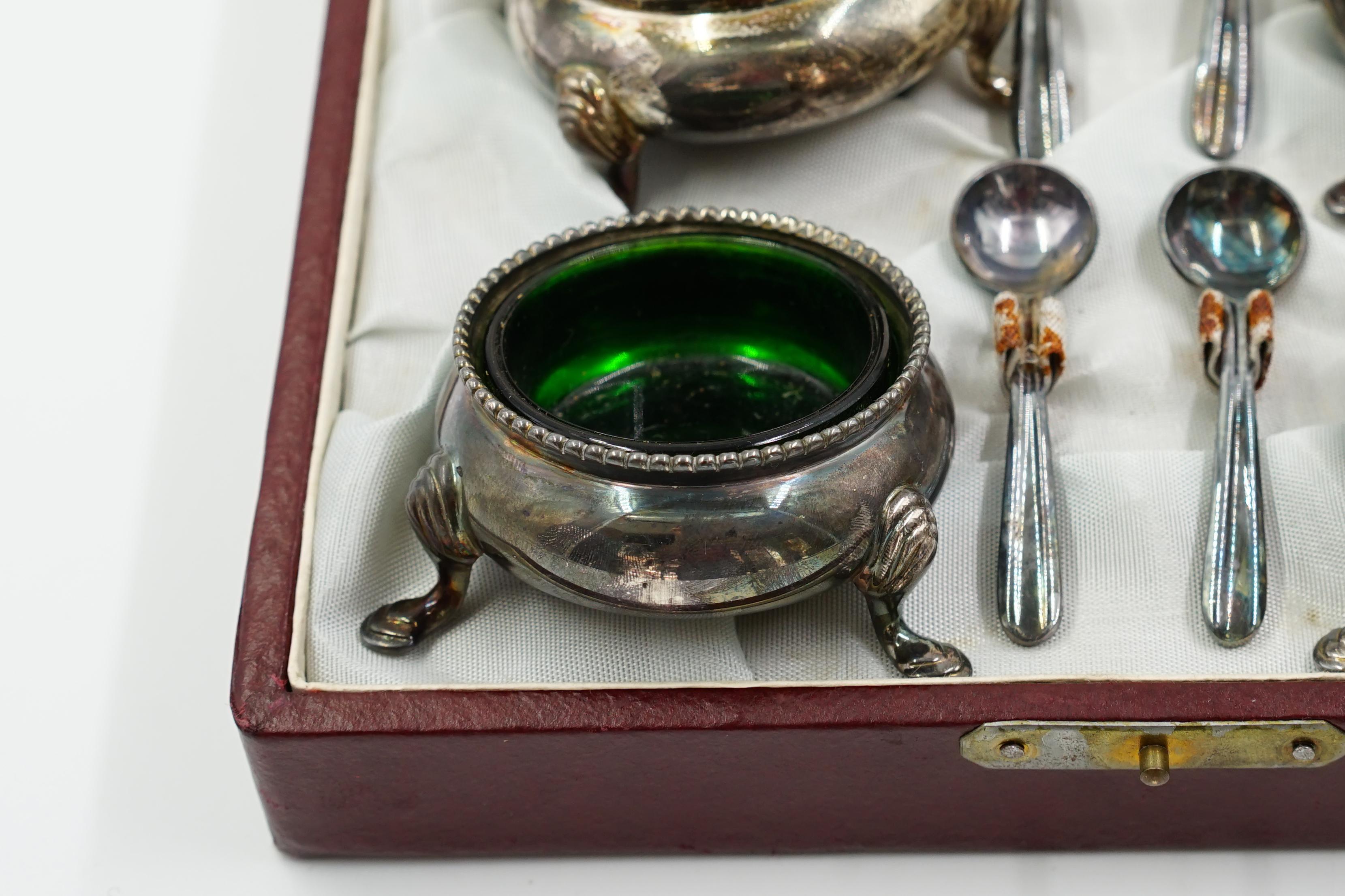 Case with solid silver salt and pepper bowls
green glass and solid silver bowls for salt and pepper
Excellent condition, without restoration and with its original crystals.
sealed in its 925 sterling base
Circa 1940 Origin Argentina
Measures
SPOONS: