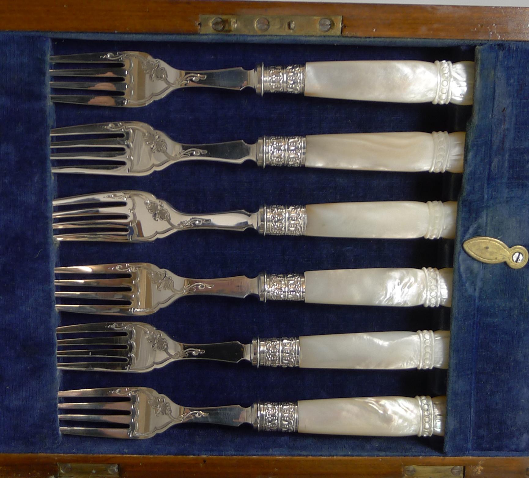 Cased Antique English Sterling Silver and Mother of Pearl Fish Cutlery, 1904 In Good Condition In Bath, GB