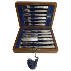 Coffret de couverts anglais anciens en argent sterling et nacre pour poissons:: 1904