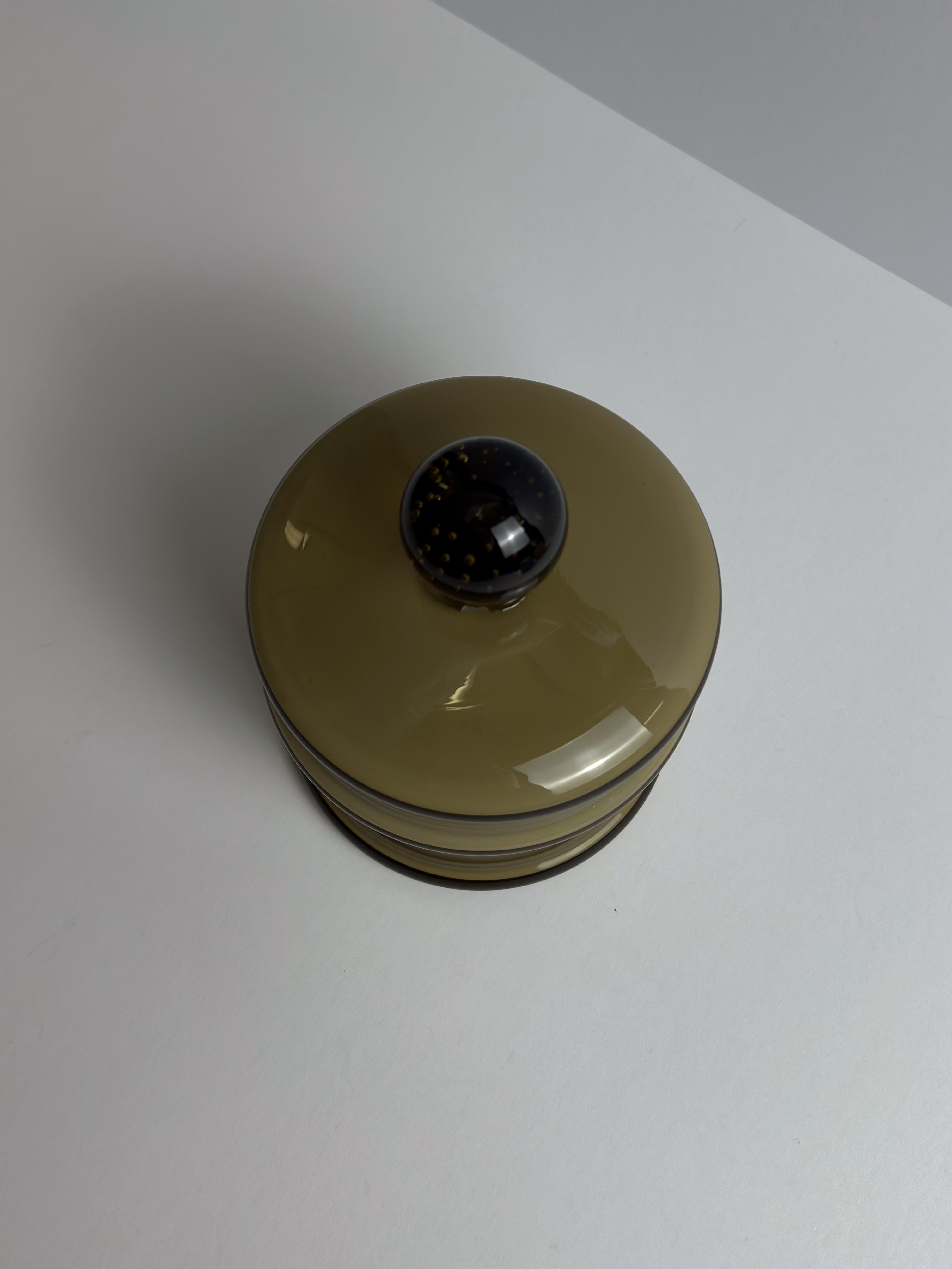 Fait main Pot d'apothicaire en verre brun Empoli ciselé par Carlo Moretti, Italie, années 1960 en vente