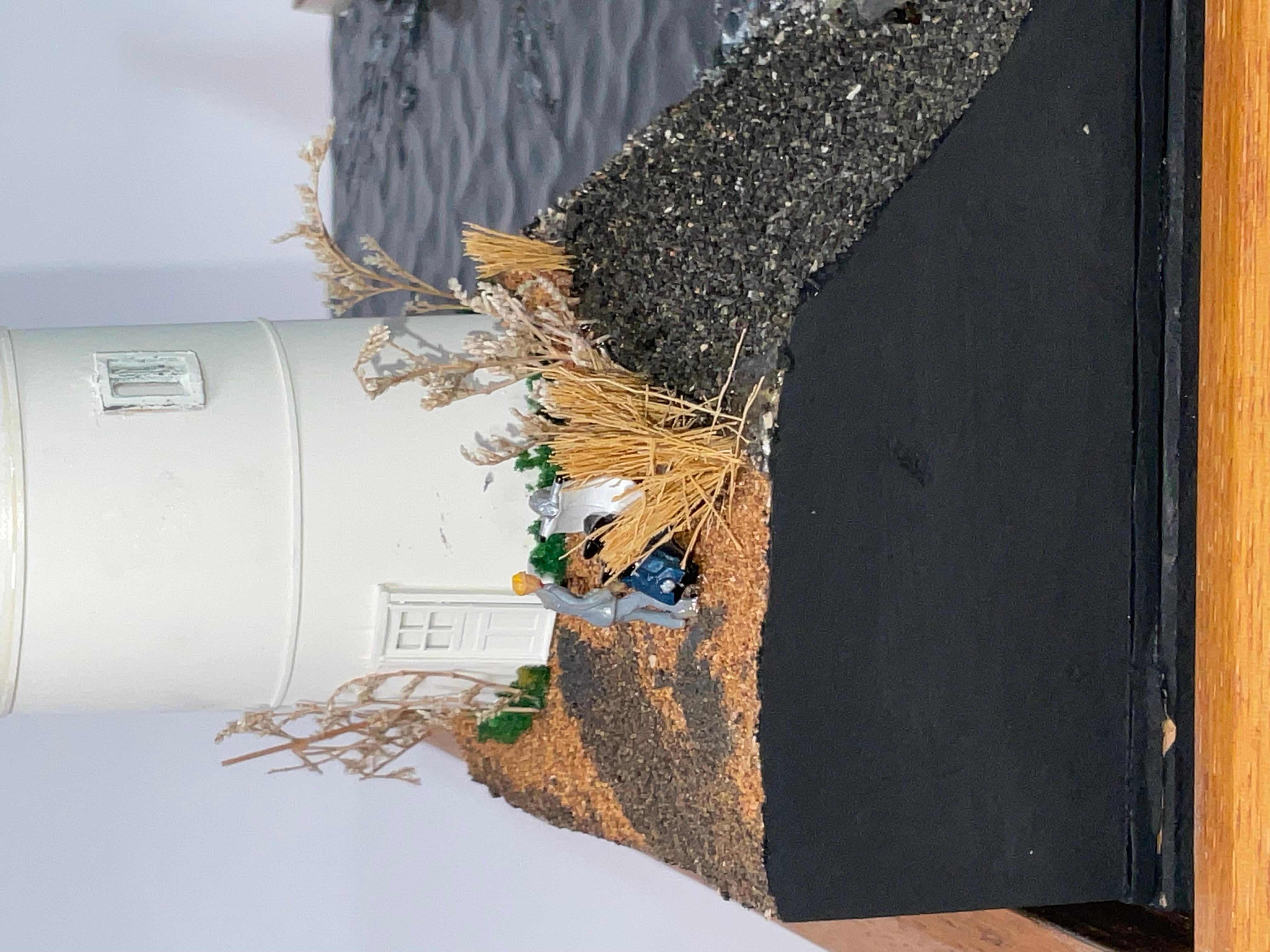 Diorama incassato di una scialuppa che passa davanti a un faro in vendita 5