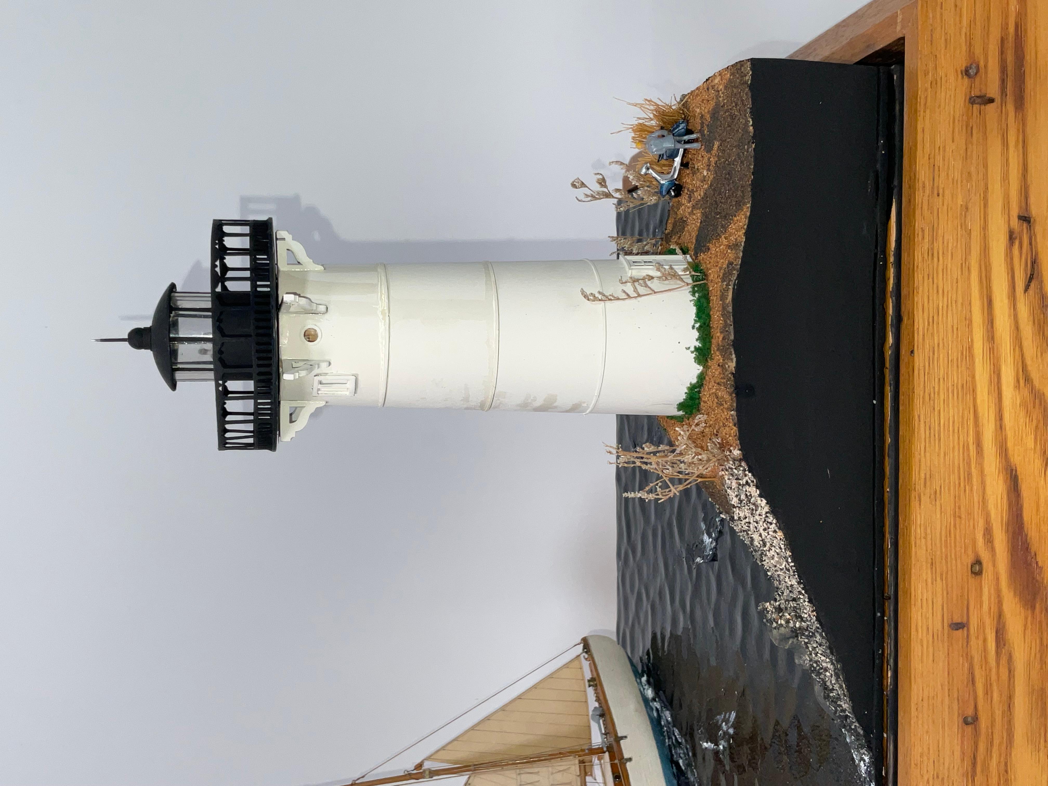Diorama incassato di una scialuppa che passa davanti a un faro in vendita 8