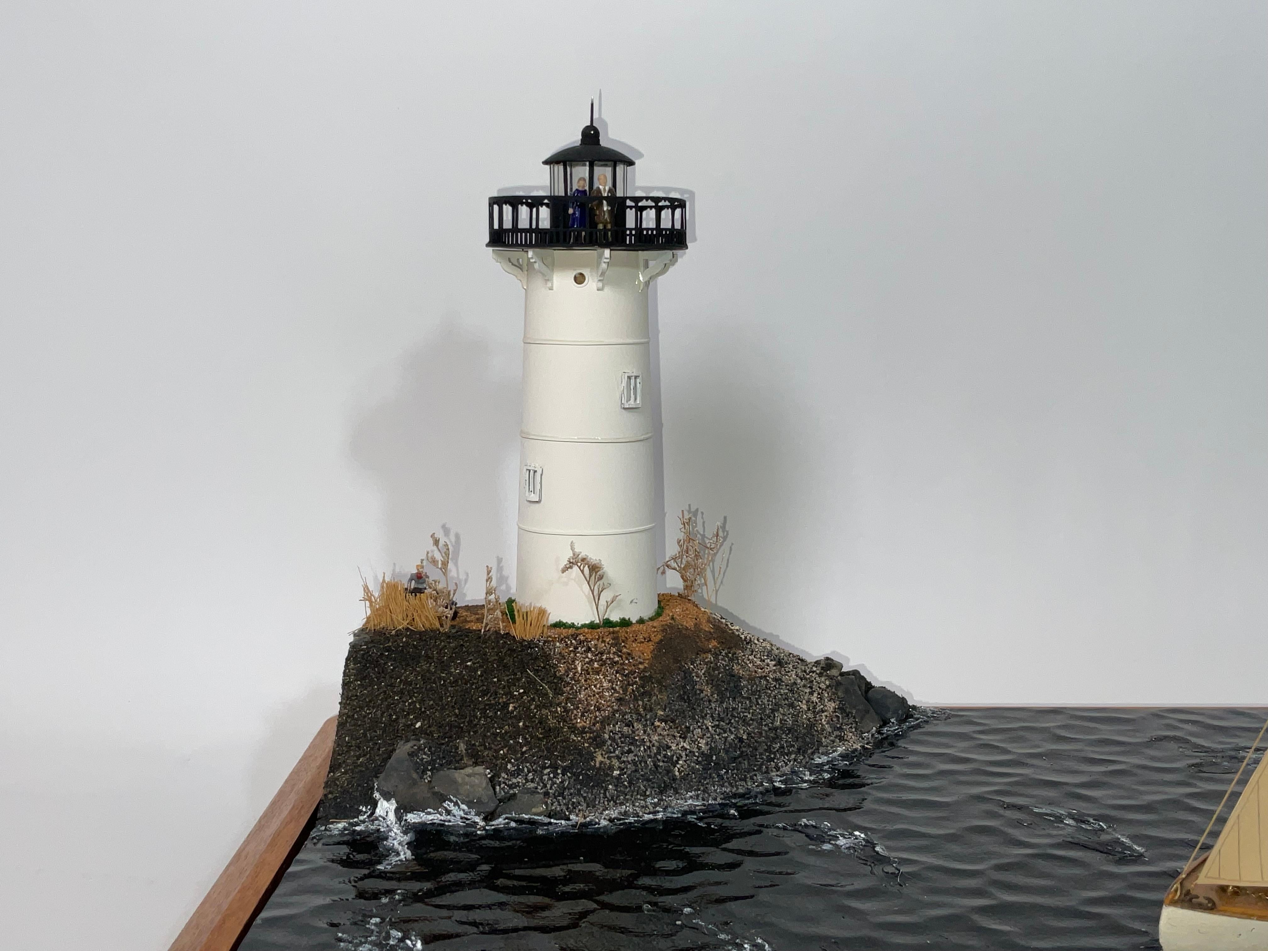 Diorama incassato di una scialuppa che passa davanti a un faro in vendita 1