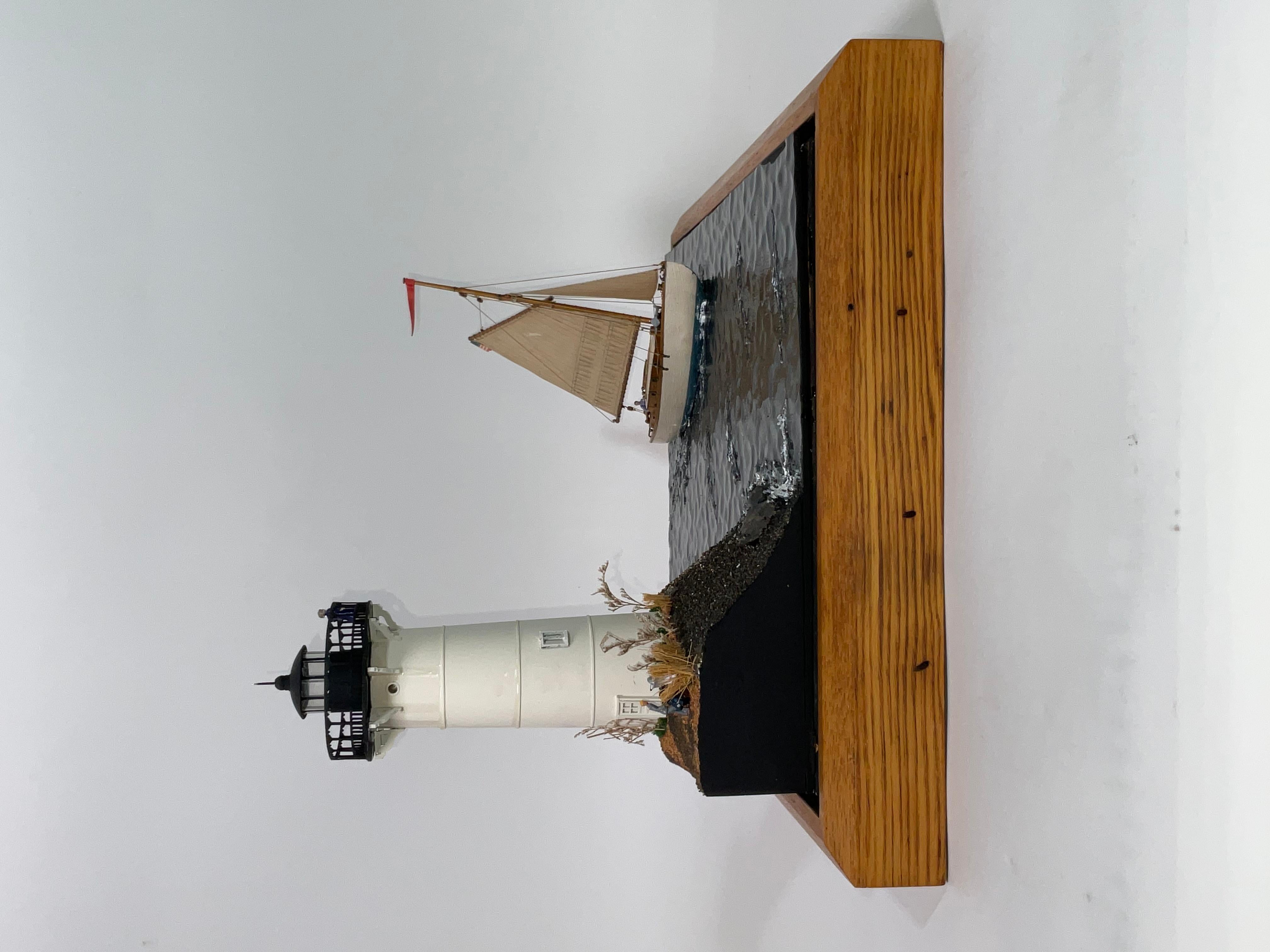 Diorama incassato di una scialuppa che passa davanti a un faro in vendita 2