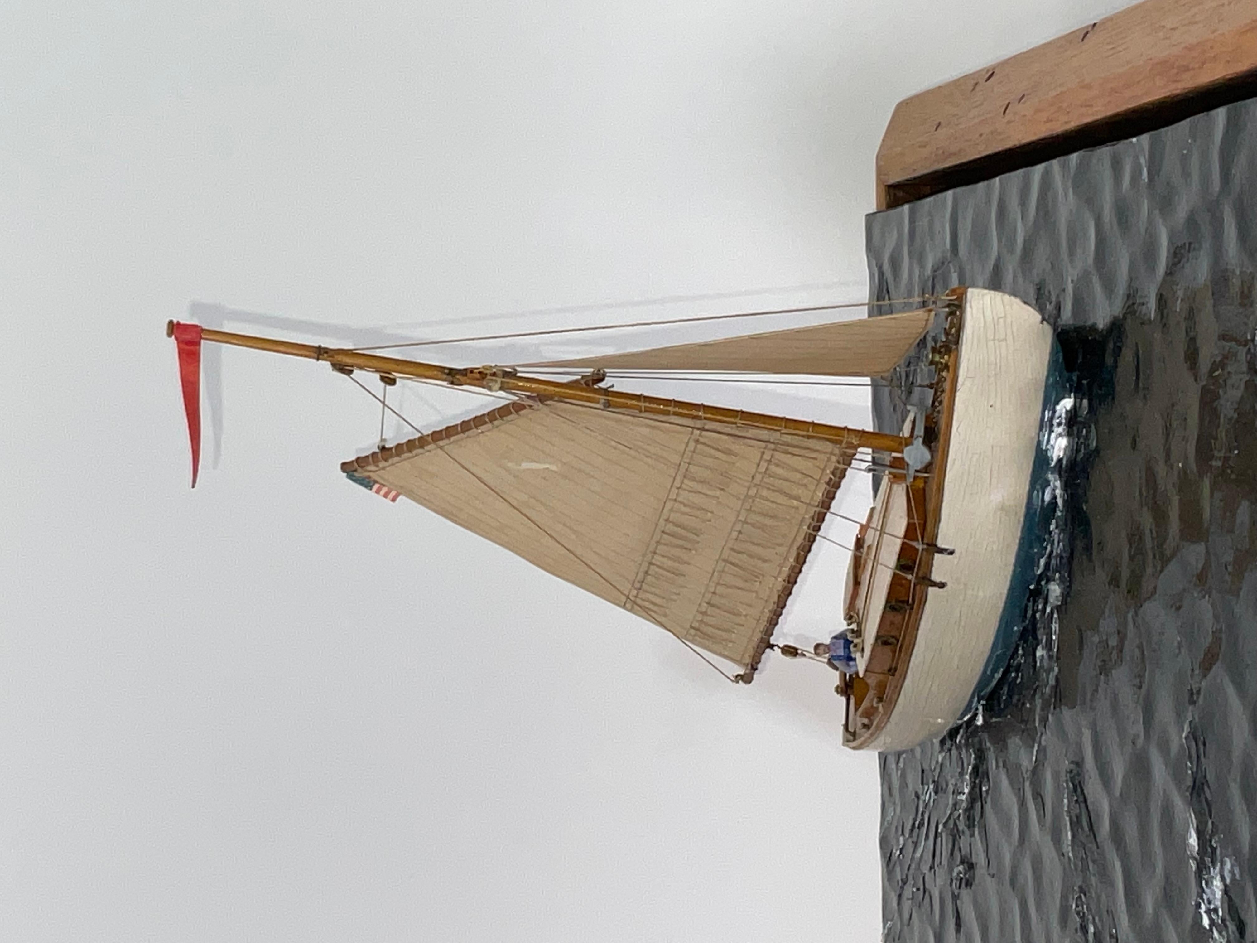 Diorama incassato di una scialuppa che passa davanti a un faro in vendita 3