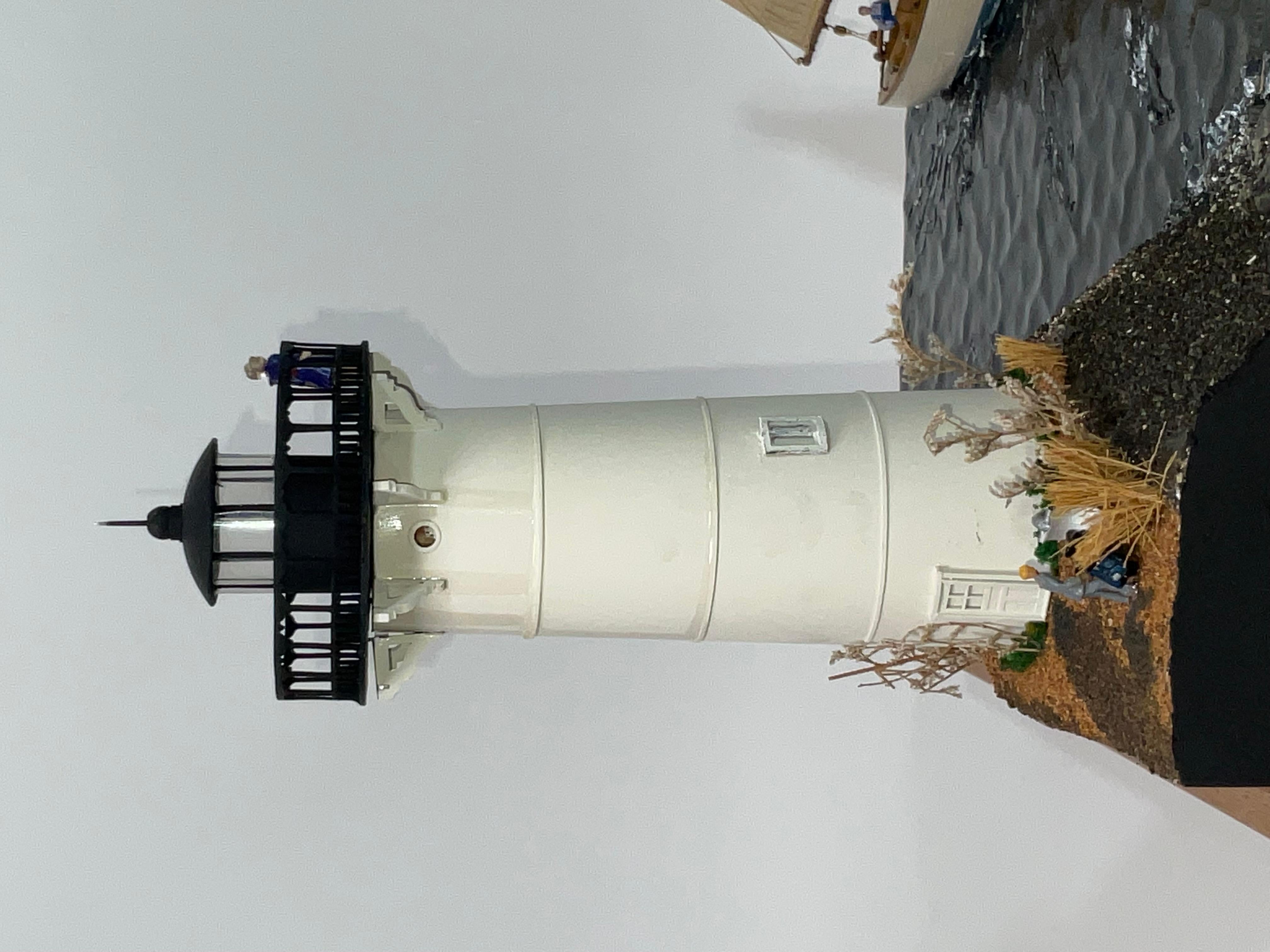 Diorama incassato di una scialuppa che passa davanti a un faro in vendita 4
