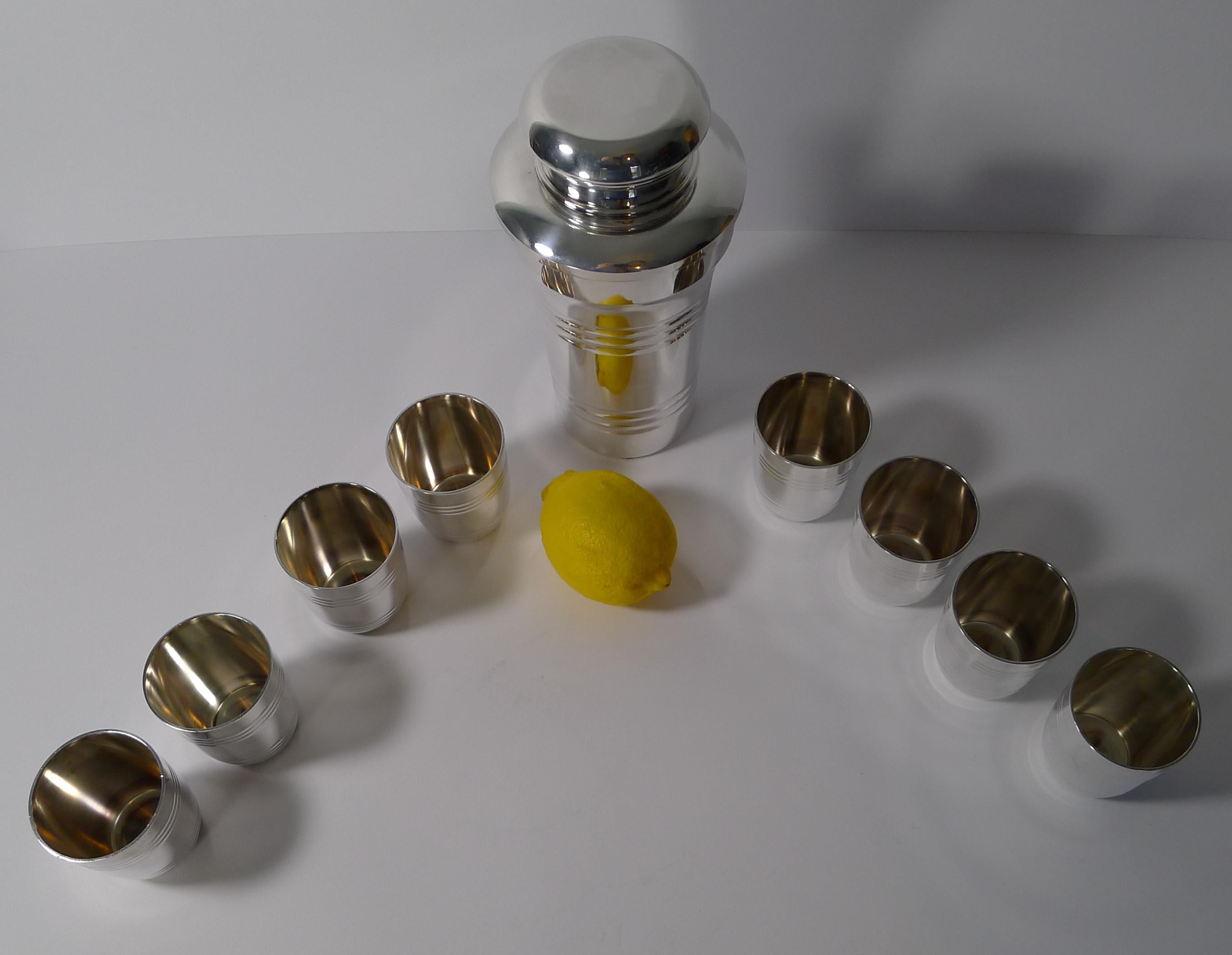 Cased French Art Deco Cocktail Shaker Set by St. Medard, Paris, circa 1940 For Sale 7