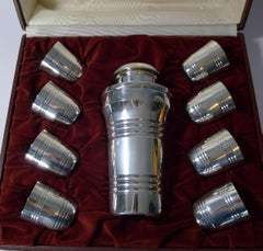 Ensemble de shaker et shaker à cocktail Art Déco français encadrés par St. Medard, Paris, vers 1940