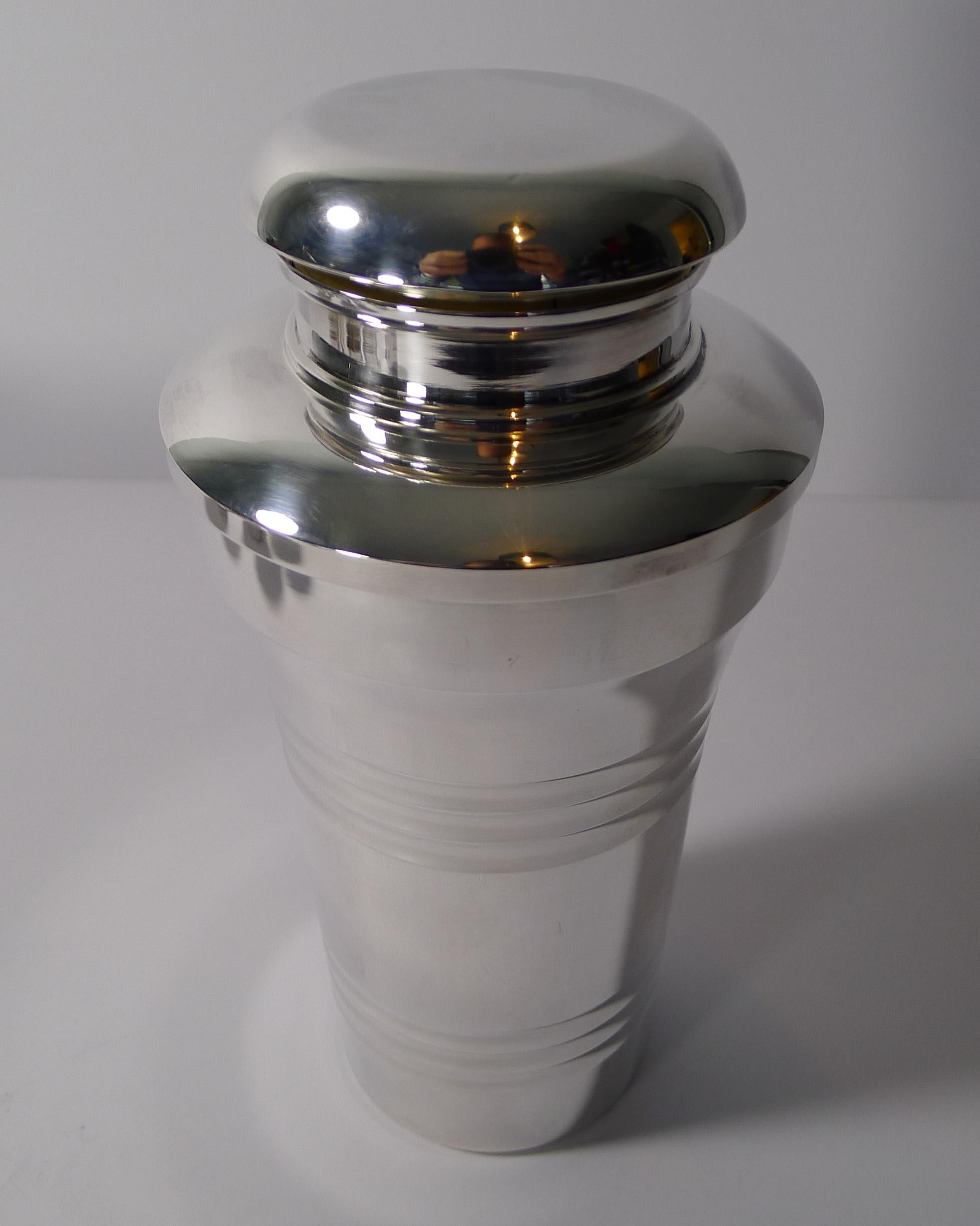 Cased French Art Deco Cocktail Shaker Set by St. Medard, Paris, circa 1940 For Sale 2