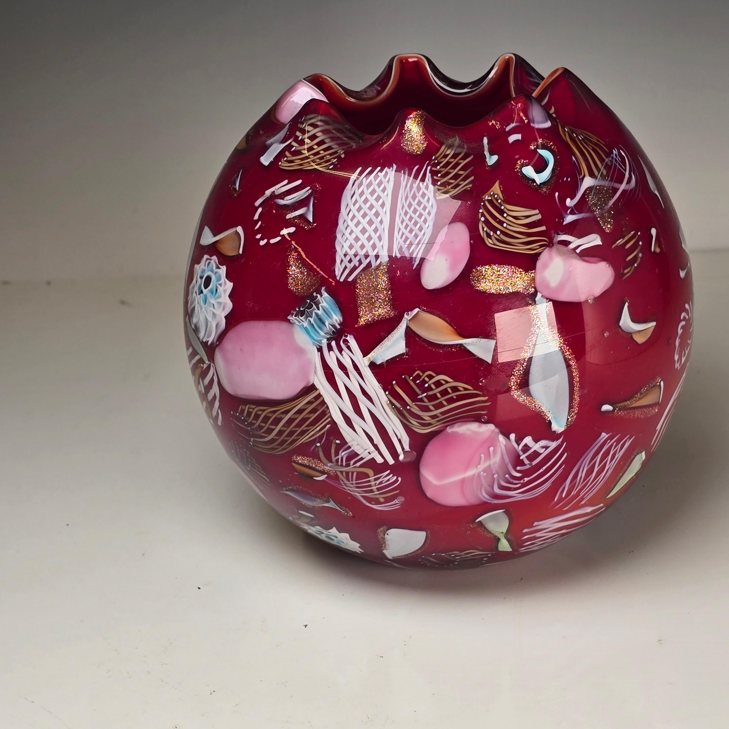Splendido vaso di Murano in vetro incamiciato di AVEM.   Questo stile è chiamato tutti fruiti e di solito sono su sfondo trasparente, ma questo è su sfondo di vetro rosso incamiciato che lo fa risaltare sul colore rosso pieno.   