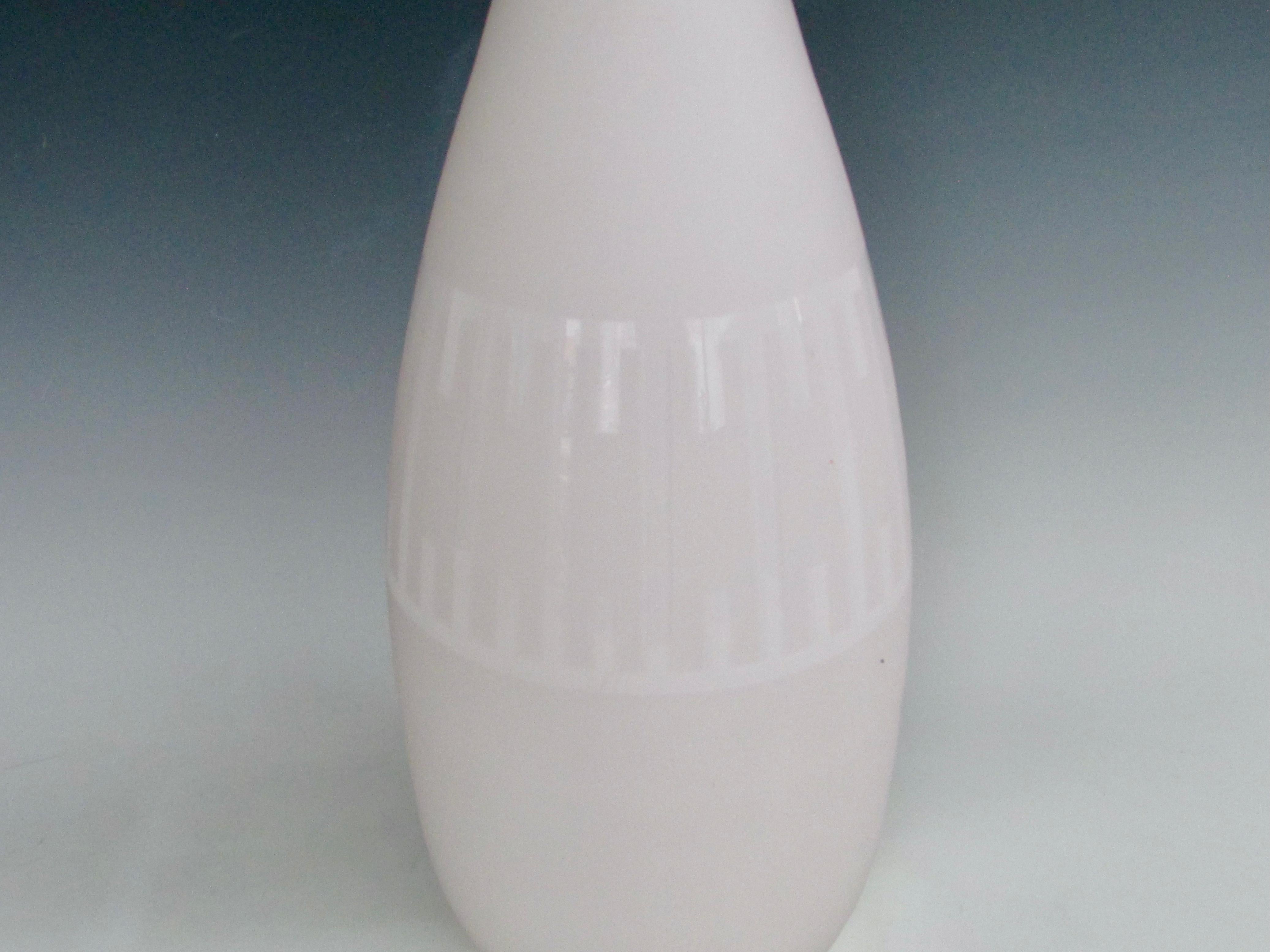 Mid-Century Modern Vase de sol en verre blanc avec étui en vente