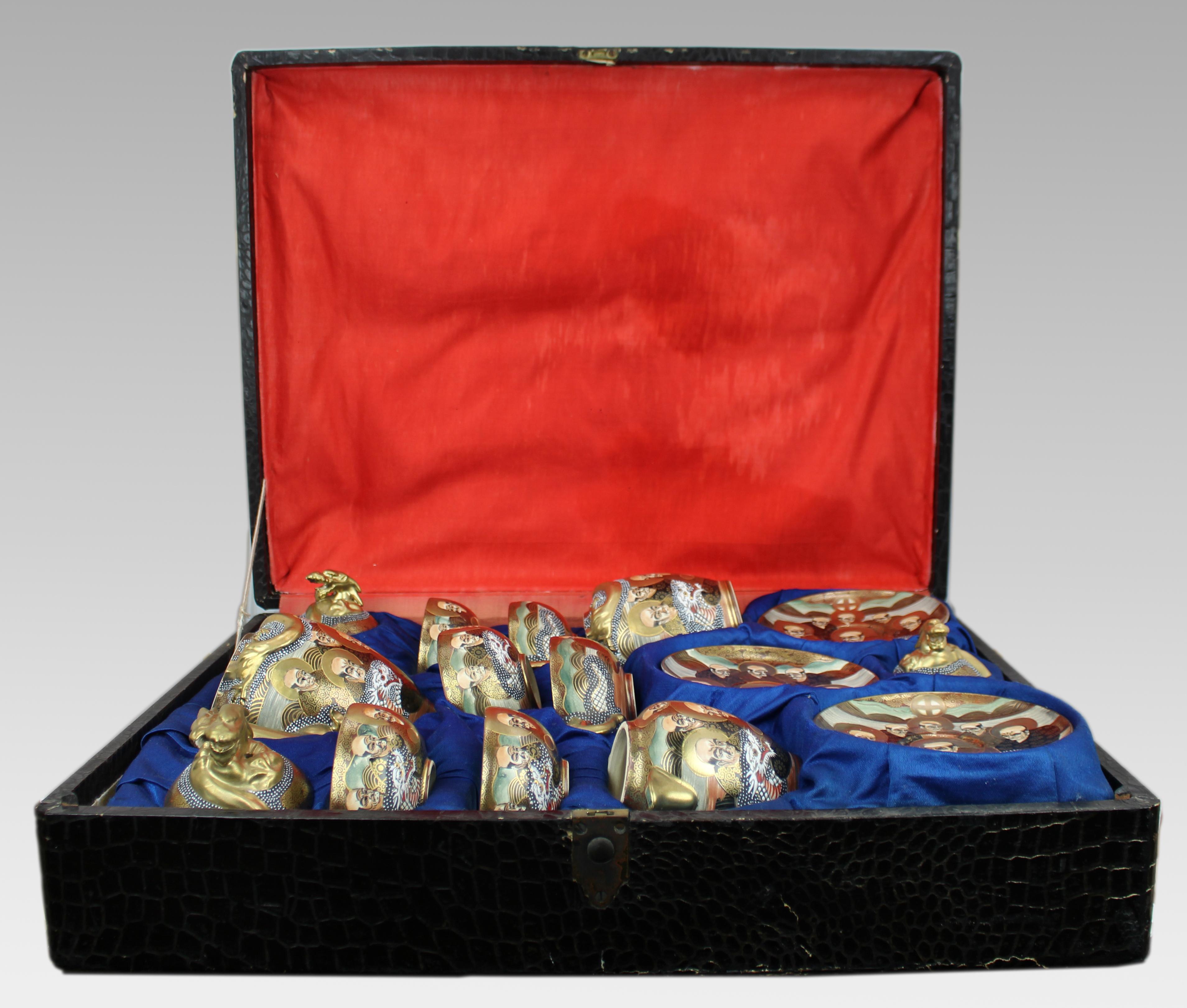 Mid-20th Century Japanese Satsuma-style Moriage Dragonware Tea Set with Arhats – Original Fitted Case

A finely decorated Japanese Satsuma-style tea set, dating to the mid-20th century, presented in its original fitted case. Each piece is enamelled