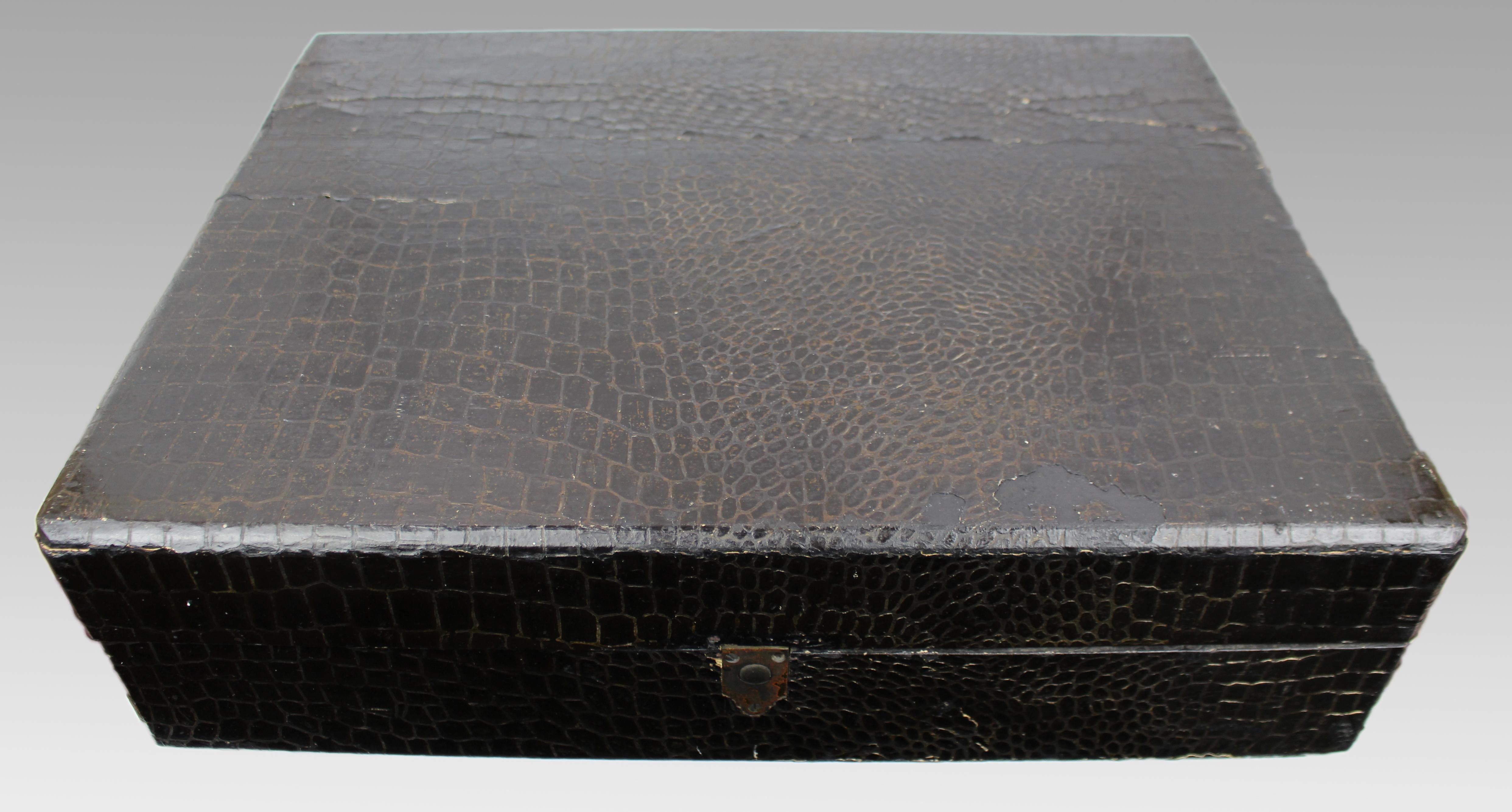 Cased Mid-20th Century Japanese Satsuma-style Moriage Dragonware Tea Set For Sale 5