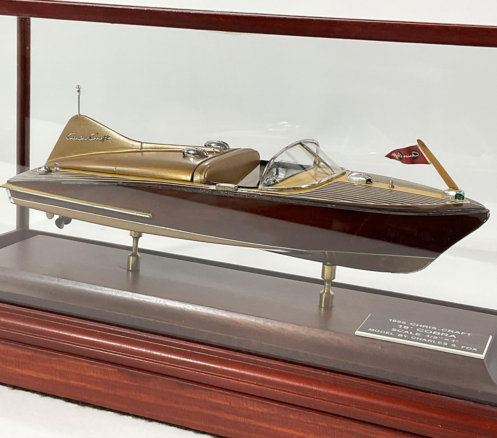 Modell eines Chris Craft Cobra Speedboat mit Gehäuse im Angebot 3