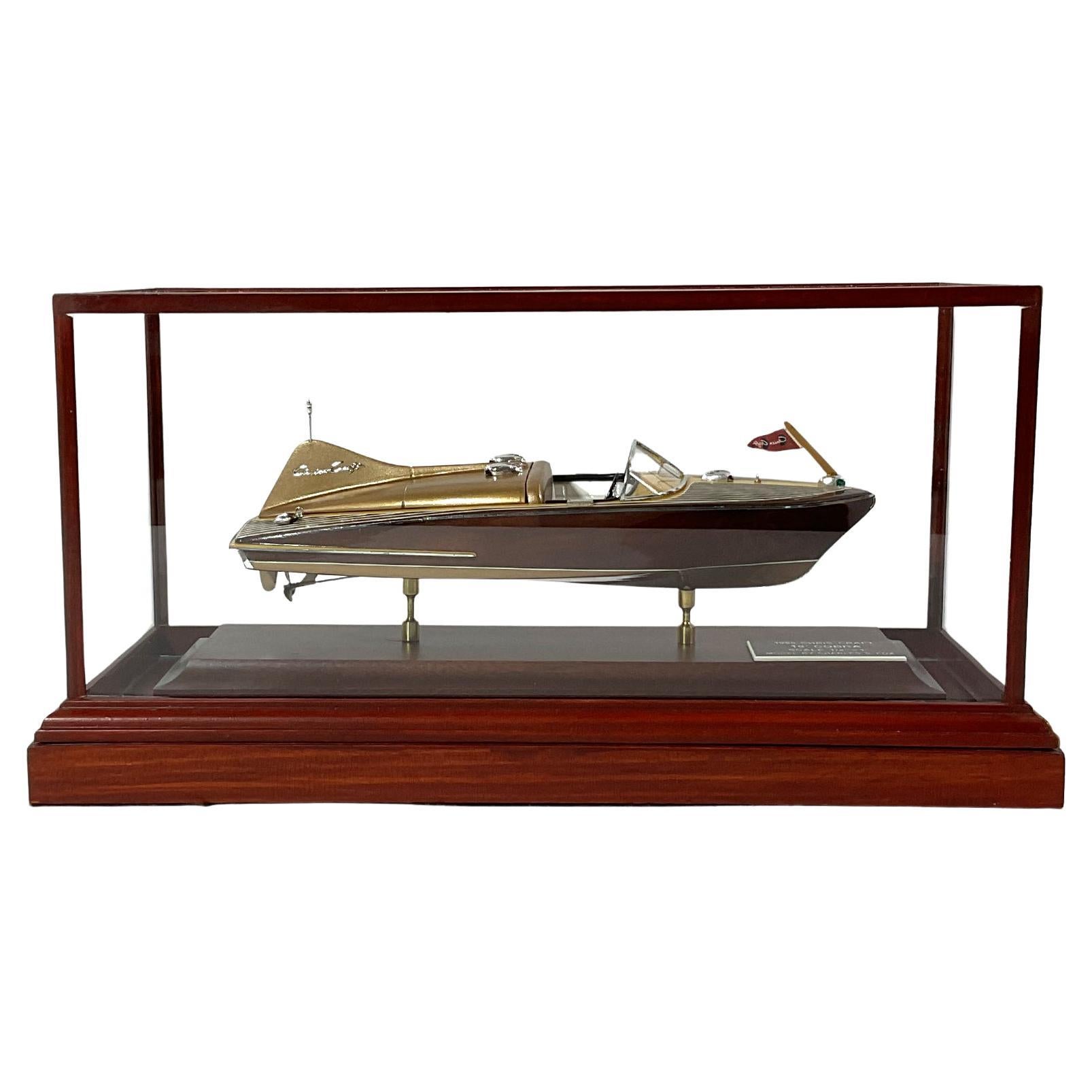 Modell eines Chris Craft Cobra Speedboat mit Gehäuse im Angebot