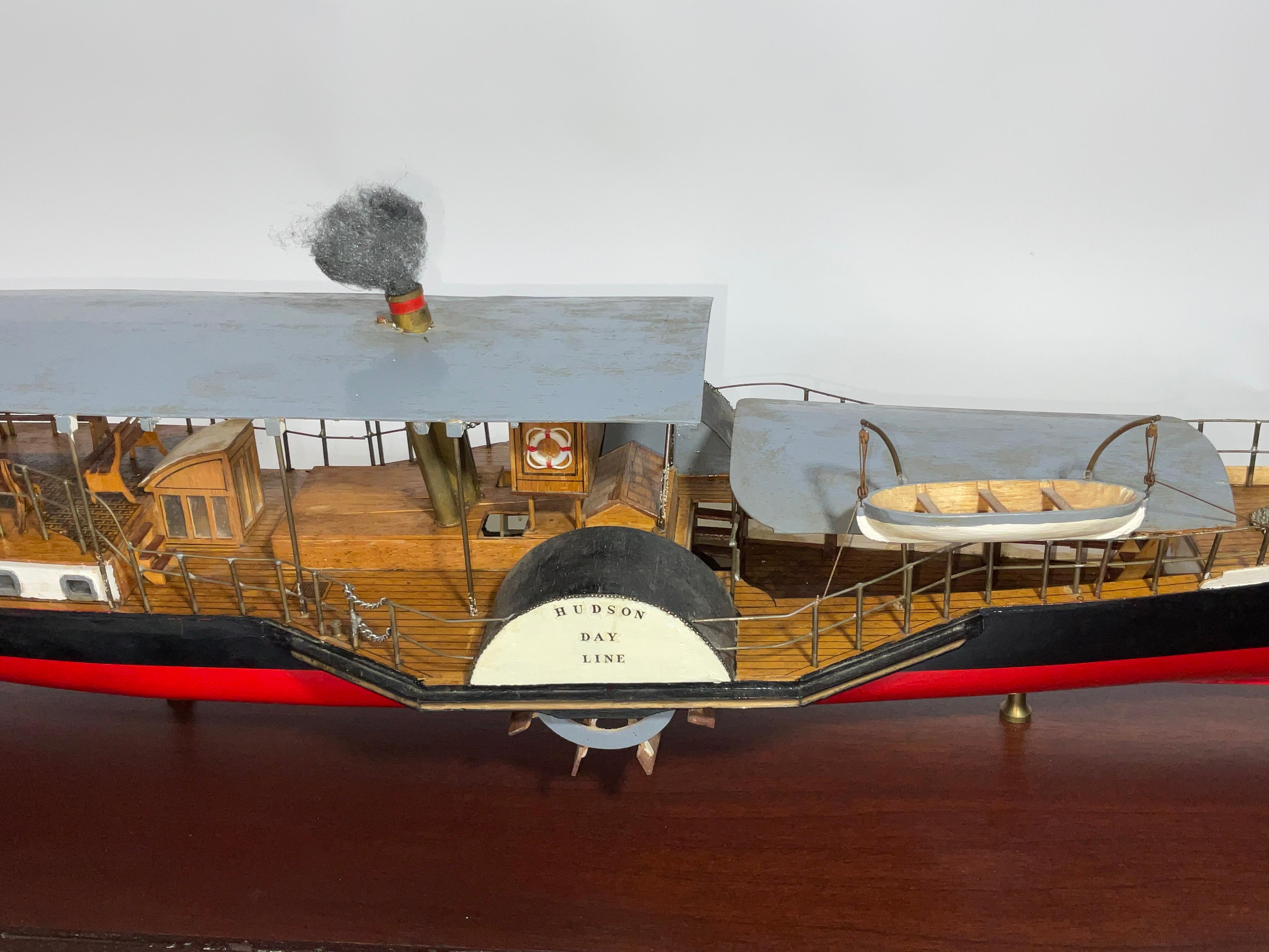 Bois Modèle réduit d'un bateau à vapeur Hudson Day Line en vente
