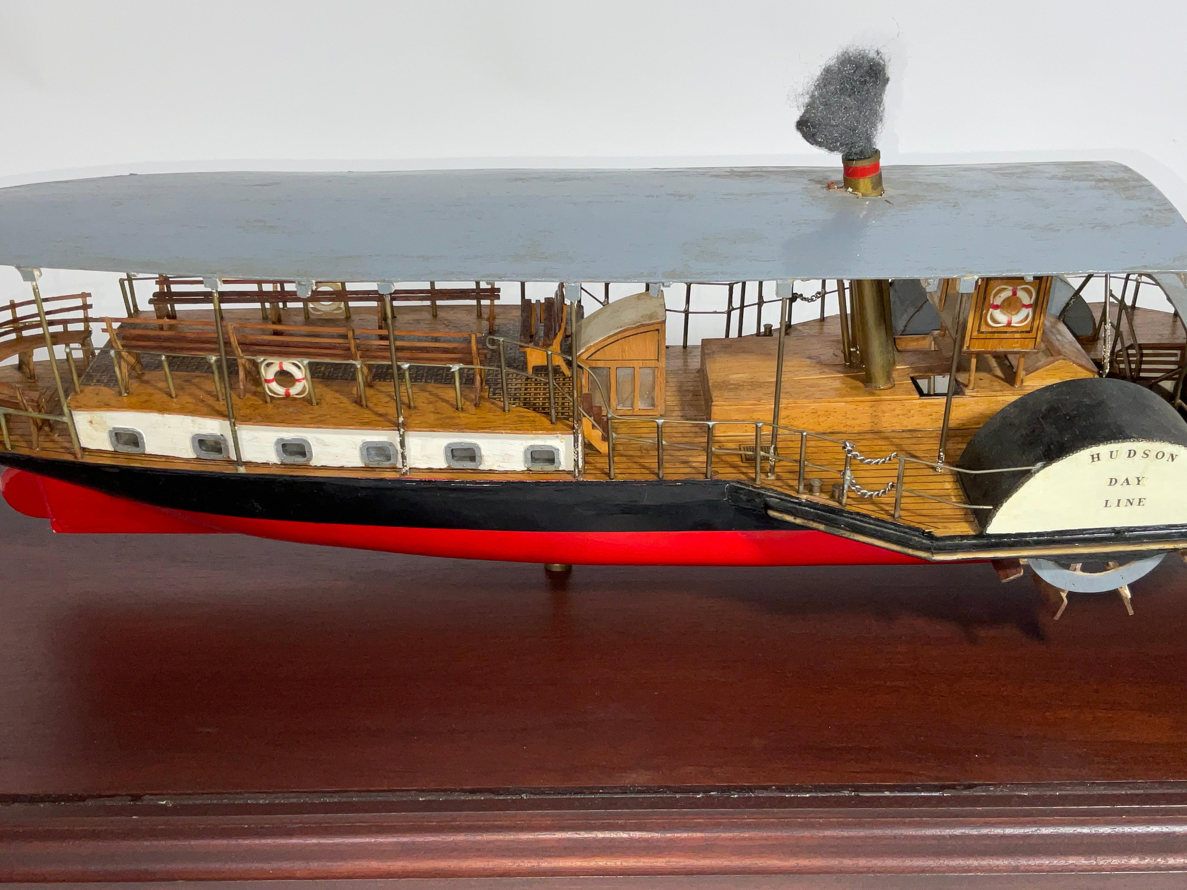 Modèle réduit d'un bateau à vapeur Hudson Day Line en vente 1