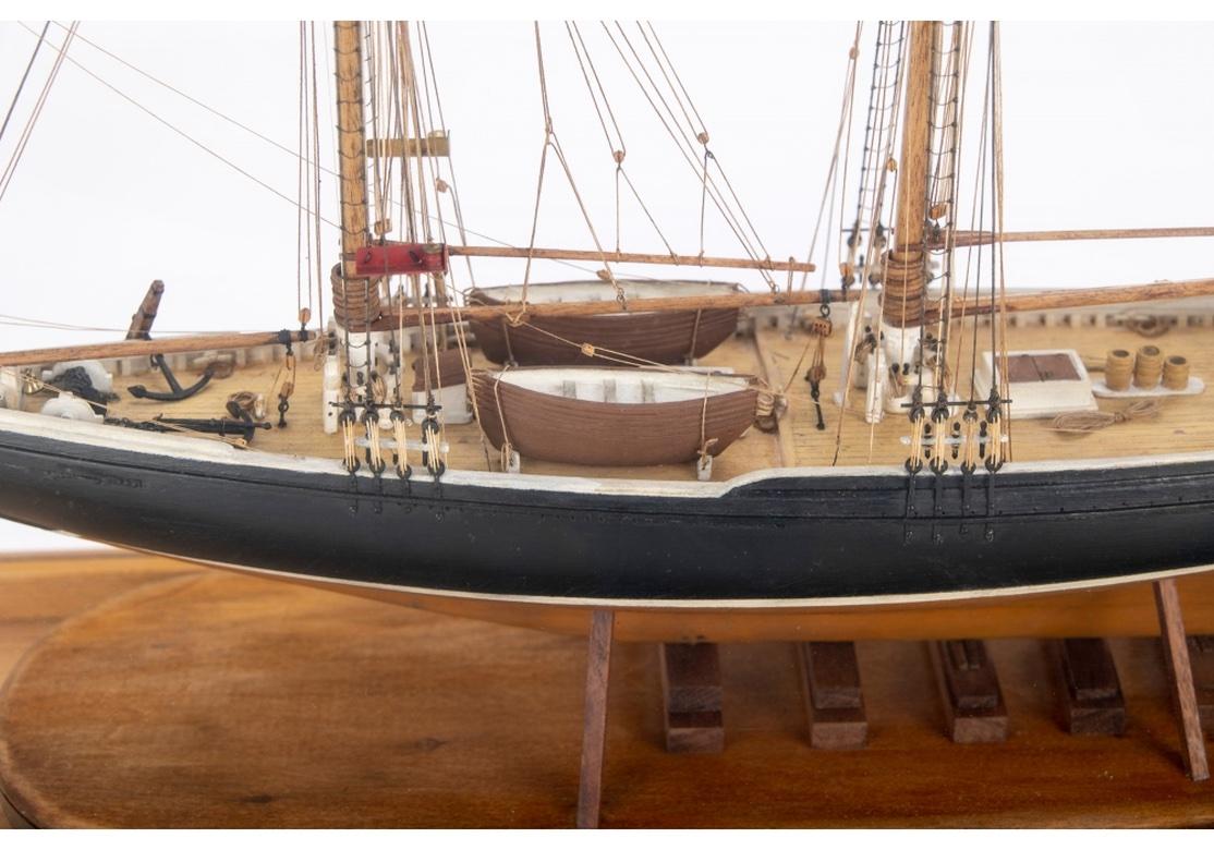 American Craftsman Modèle de bateau en caisse de l'érudit de pêche Bluenose Nova Scotia en vente