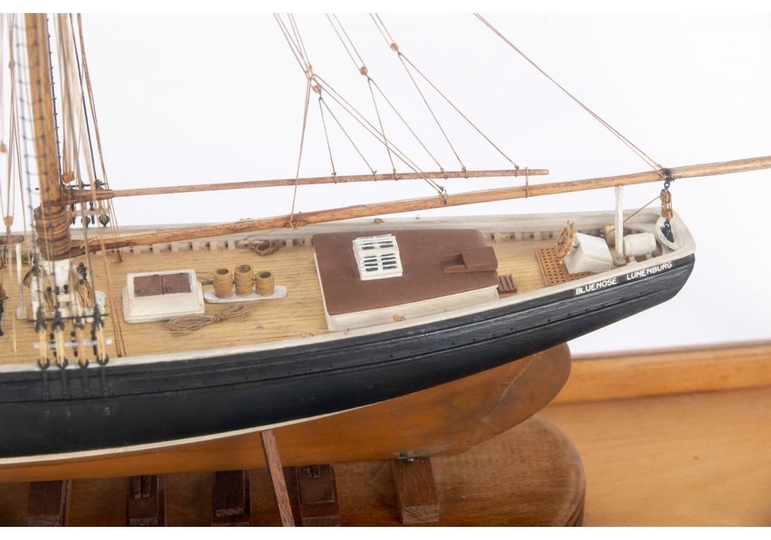 Nord-américain Modèle de bateau en caisse de l'érudit de pêche Bluenose Nova Scotia en vente