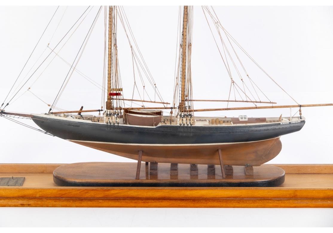 20ième siècle Modèle de bateau en caisse de l'érudit de pêche Bluenose Nova Scotia en vente