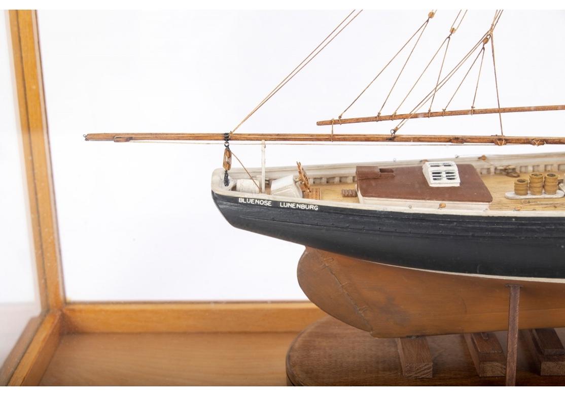 Bois Modèle de bateau en caisse de l'érudit de pêche Bluenose Nova Scotia en vente