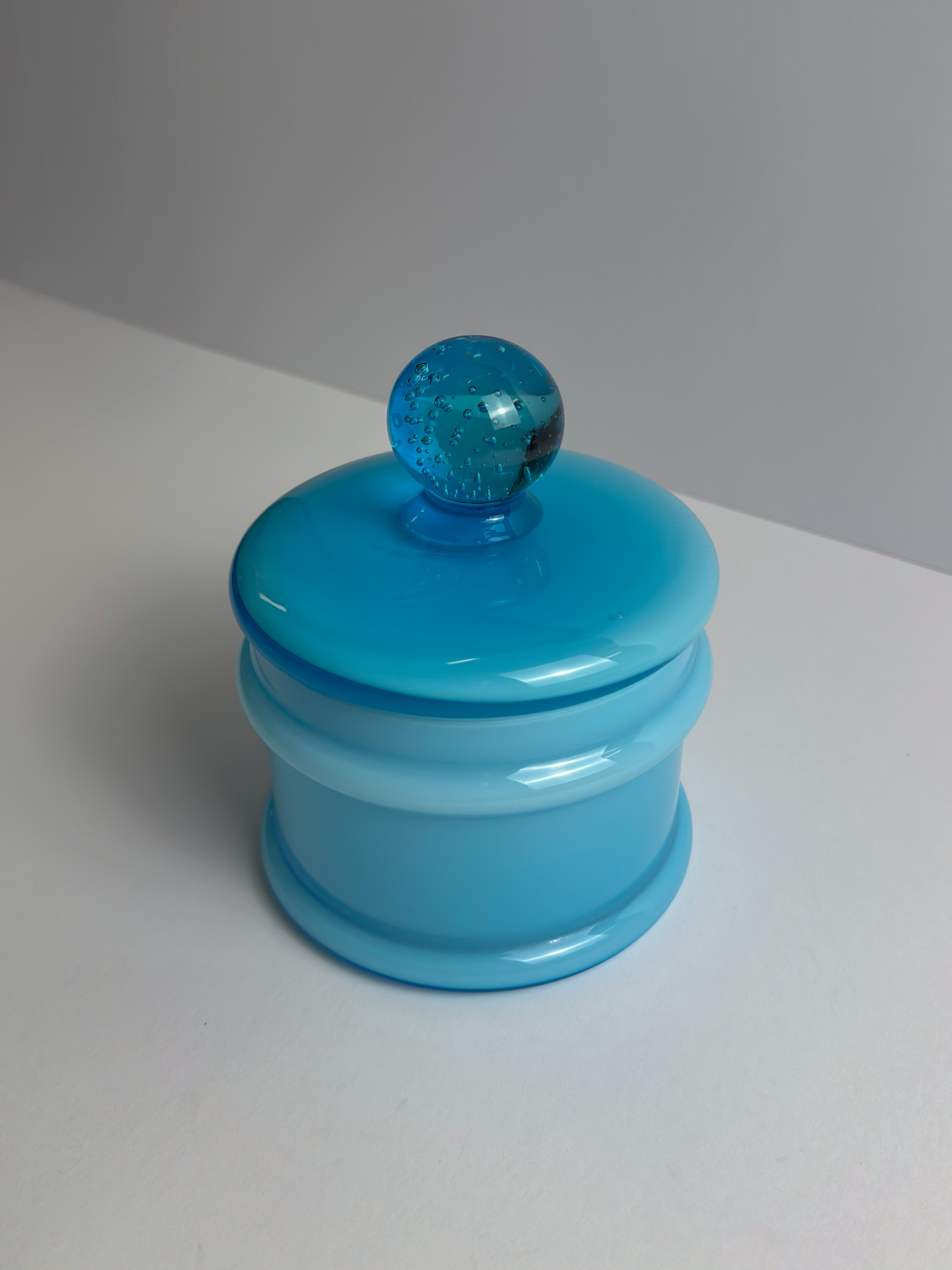 Mid-Century Modern Pot d'apothicaire en verre bleu pâle Empoli ciselé par Carlo Moretti, Italie, années 1960 en vente