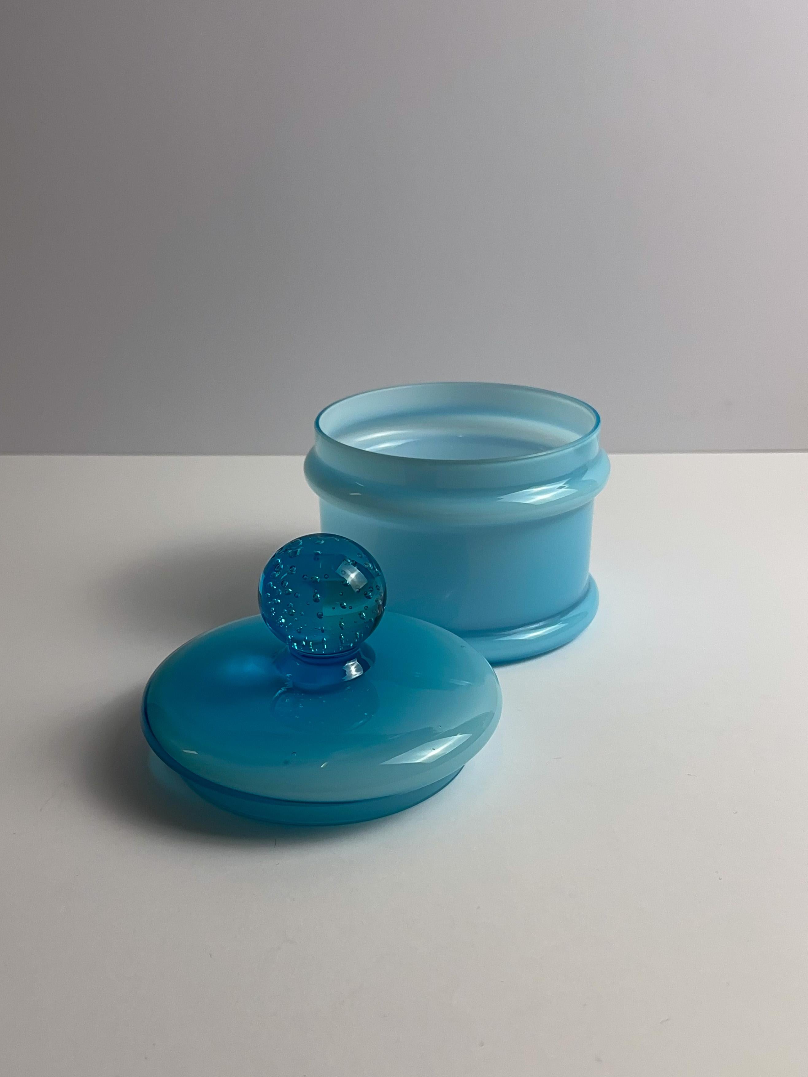 italien Pot d'apothicaire en verre bleu pâle Empoli ciselé par Carlo Moretti, Italie, années 1960 en vente