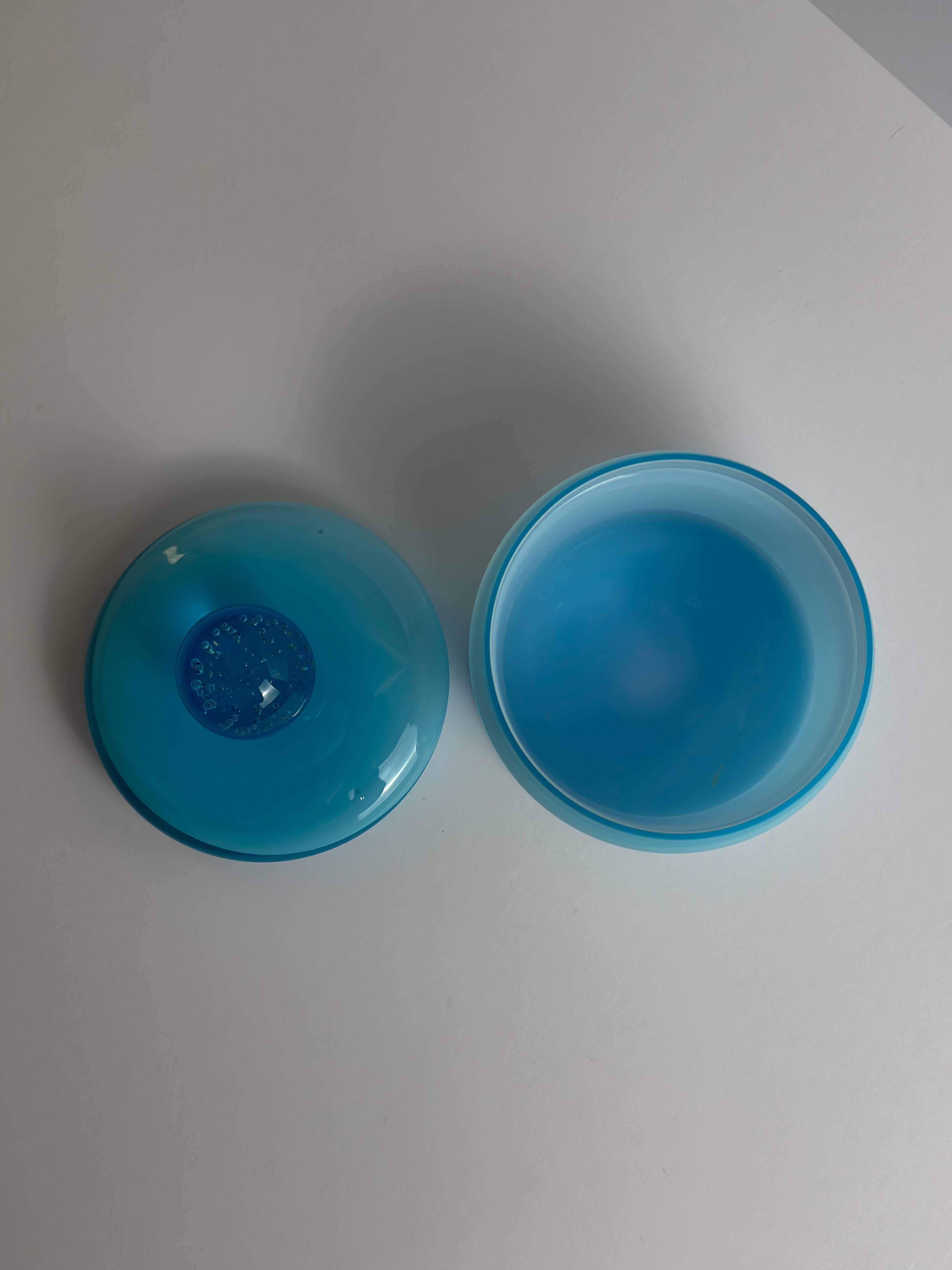 Fait main Pot d'apothicaire en verre bleu pâle Empoli ciselé par Carlo Moretti, Italie, années 1960 en vente