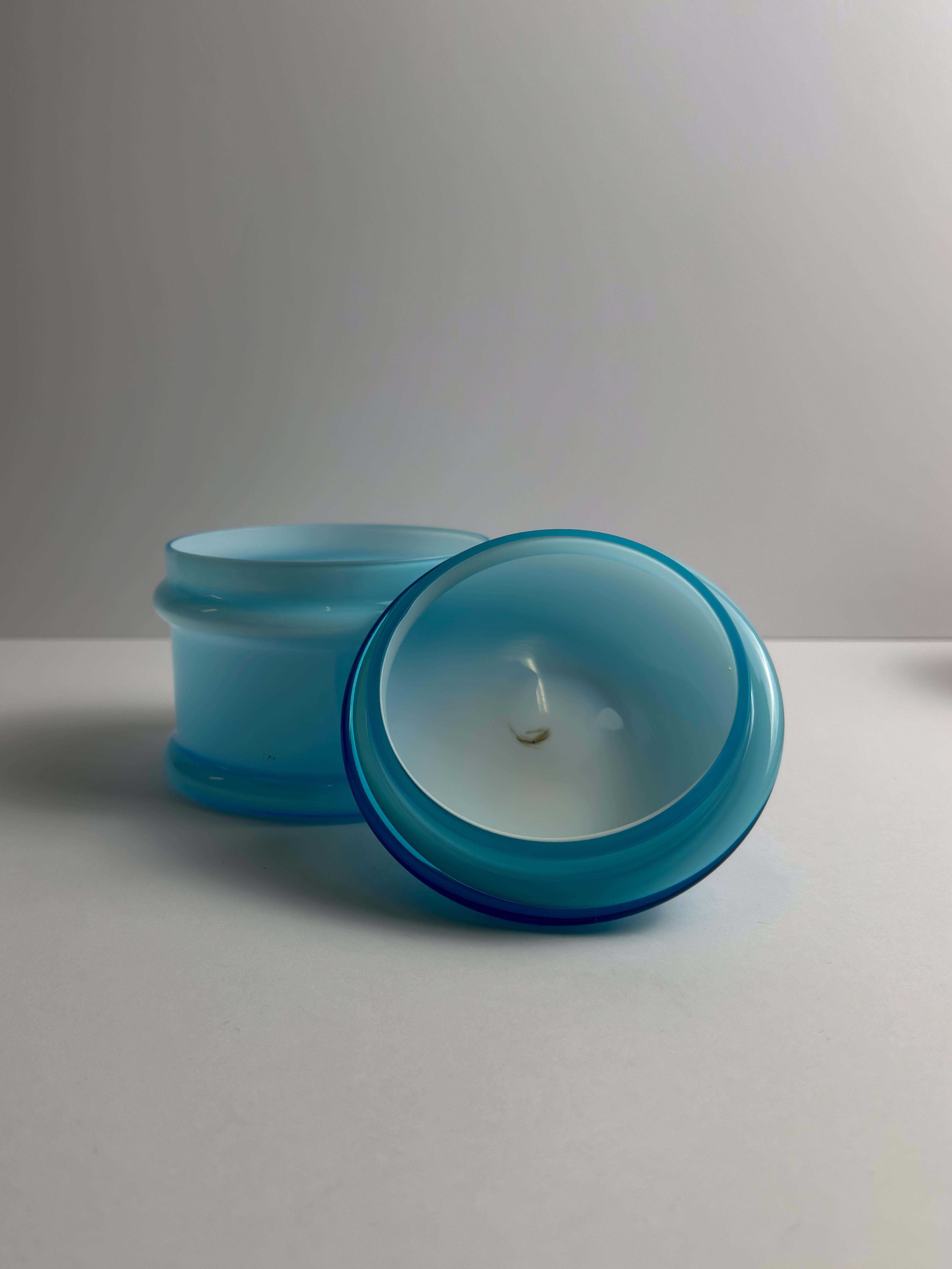 Pot d'apothicaire en verre bleu pâle Empoli ciselé par Carlo Moretti, Italie, années 1960 Bon état - En vente à Glasgow, GB