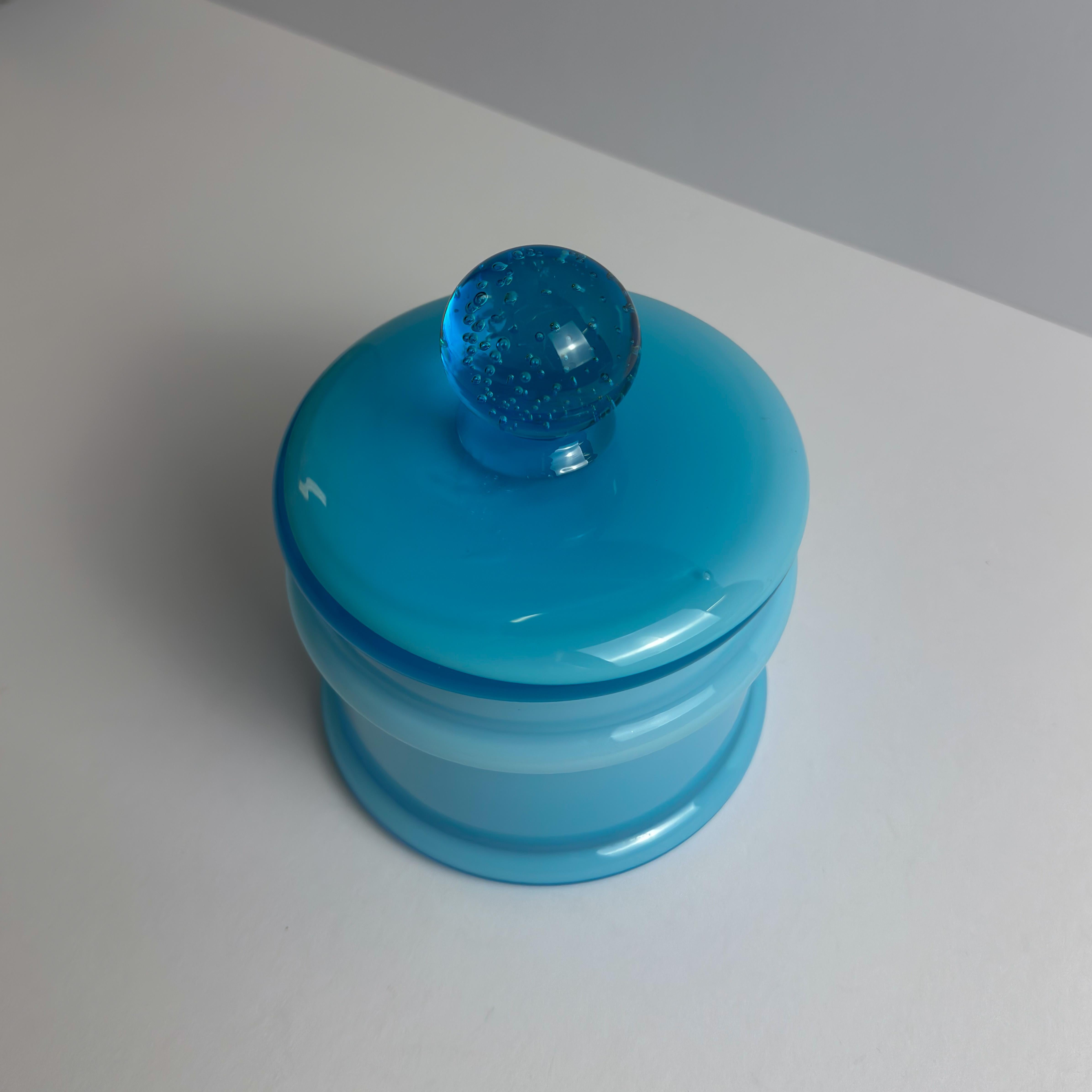 20ième siècle Pot d'apothicaire en verre bleu pâle Empoli ciselé par Carlo Moretti, Italie, années 1960 en vente