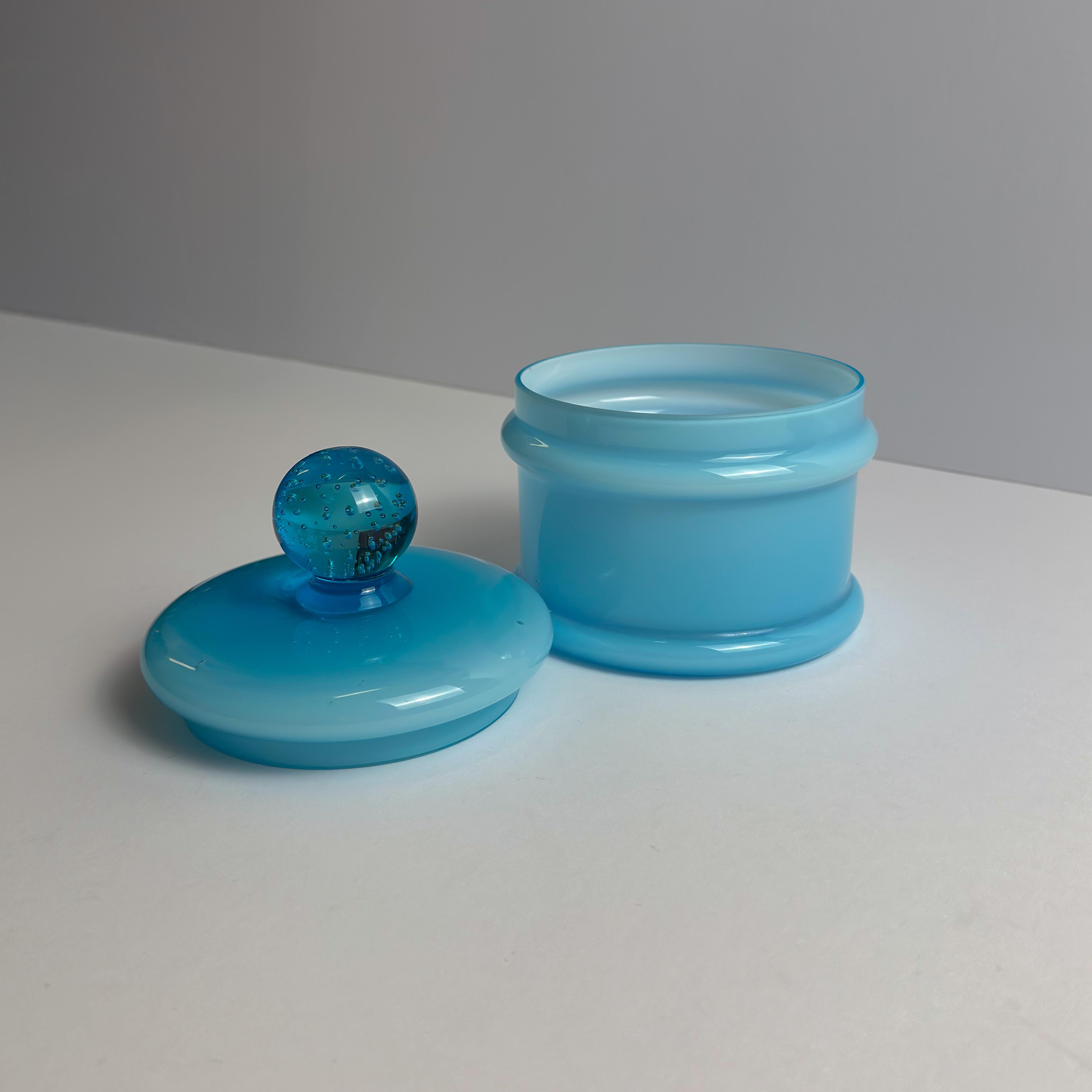 Verre Pot d'apothicaire en verre bleu pâle Empoli ciselé par Carlo Moretti, Italie, années 1960 en vente