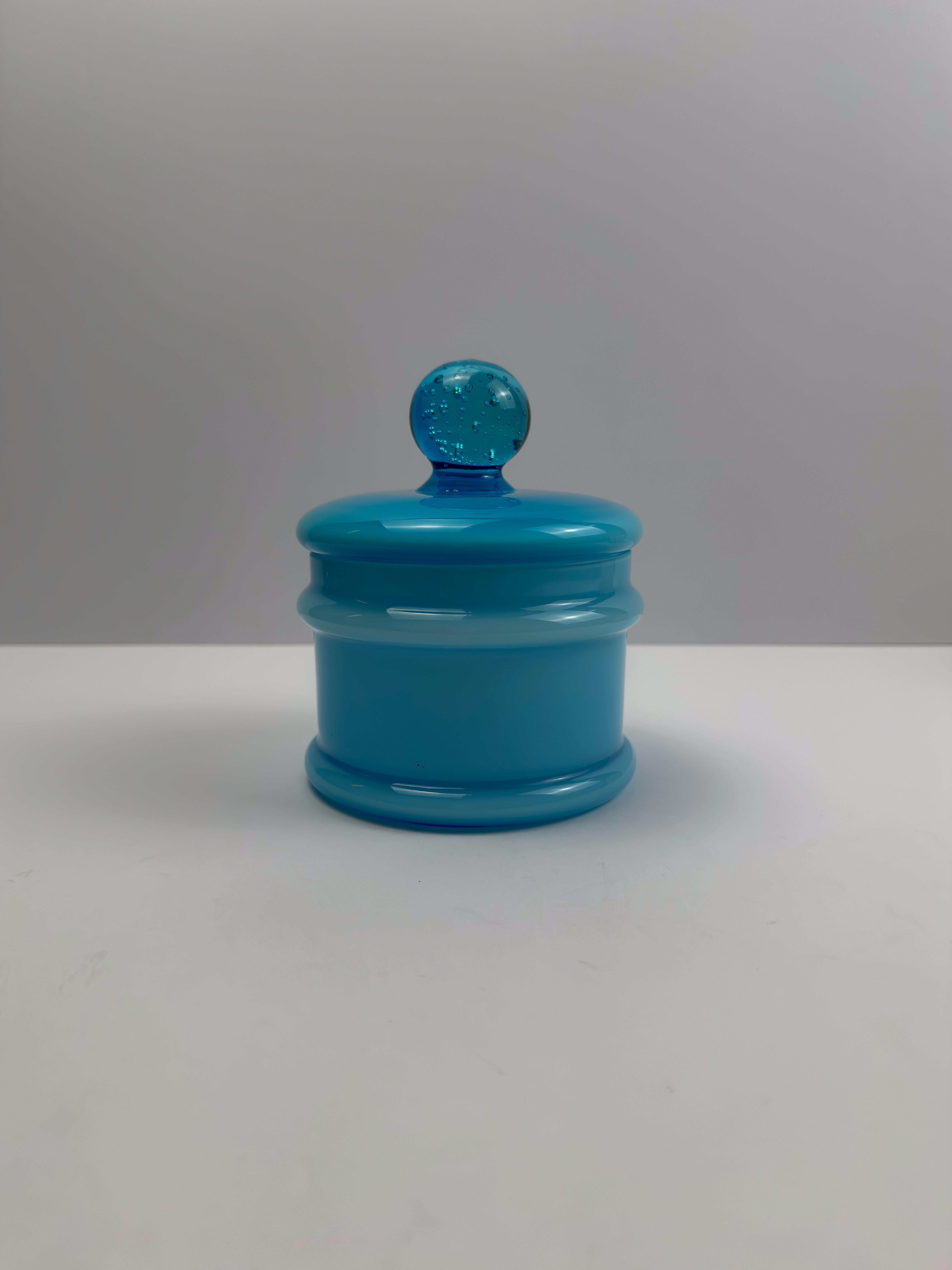 Pot d'apothicaire en verre bleu pâle Empoli ciselé par Carlo Moretti, Italie, années 1960 en vente 1