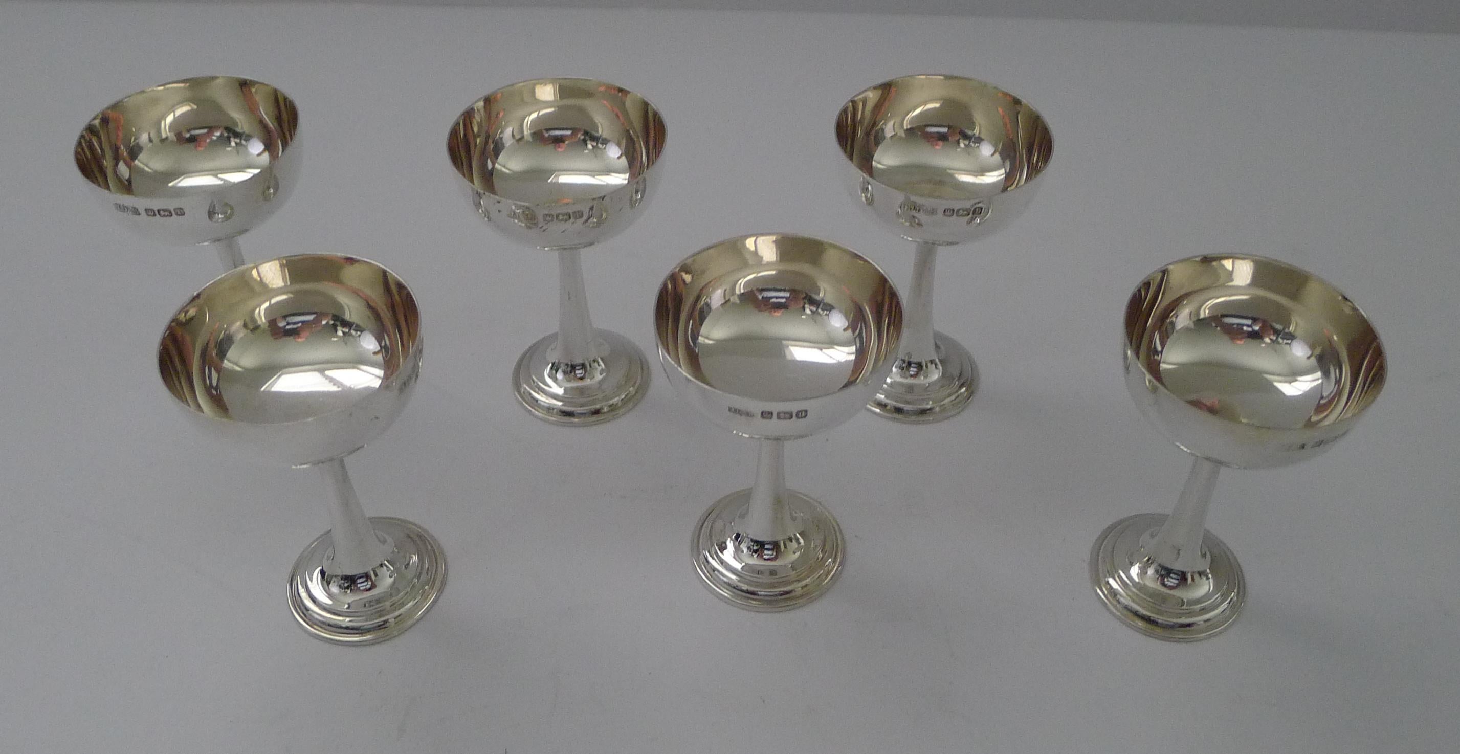 6 silberne Likör-Coupes im Etui, James Dixon & Sons, Sheffield (Sterlingsilber) im Angebot