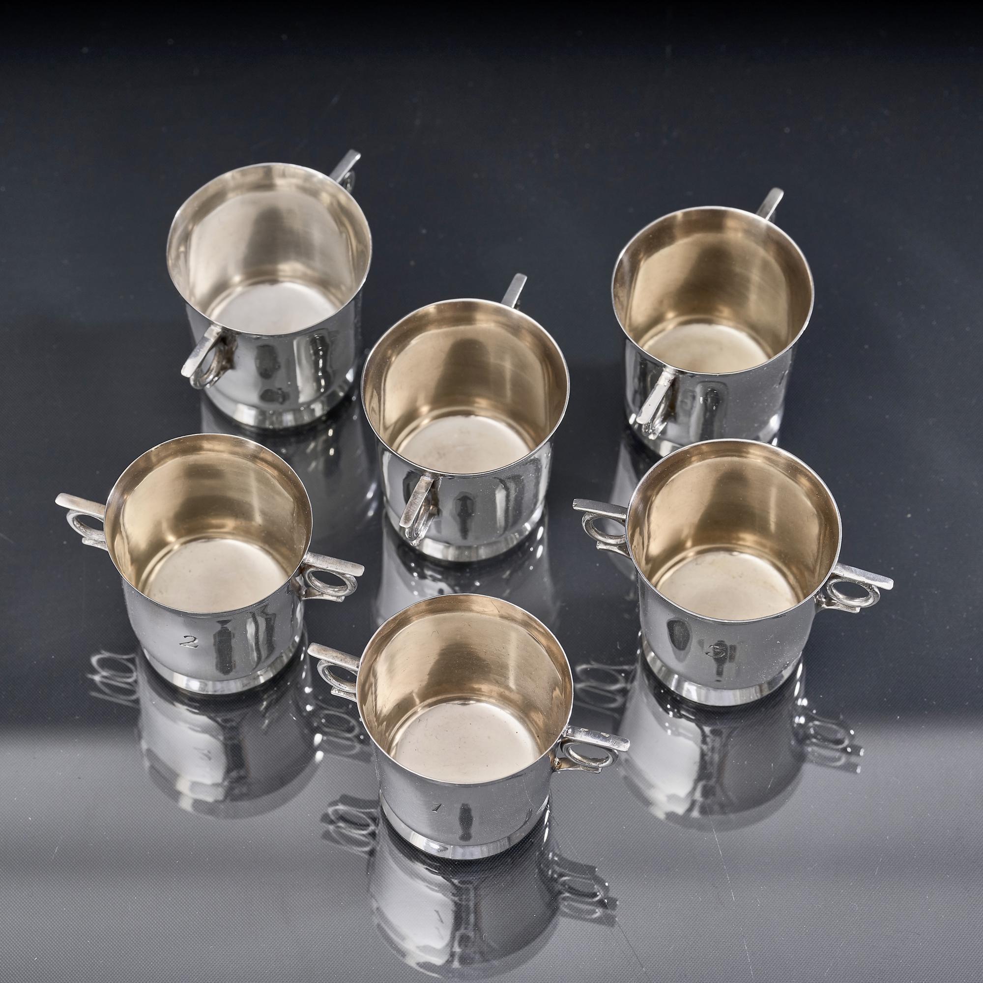 Set aus sechs antiken Silber-Whiskey tots mit Etui (20. Jahrhundert) im Angebot