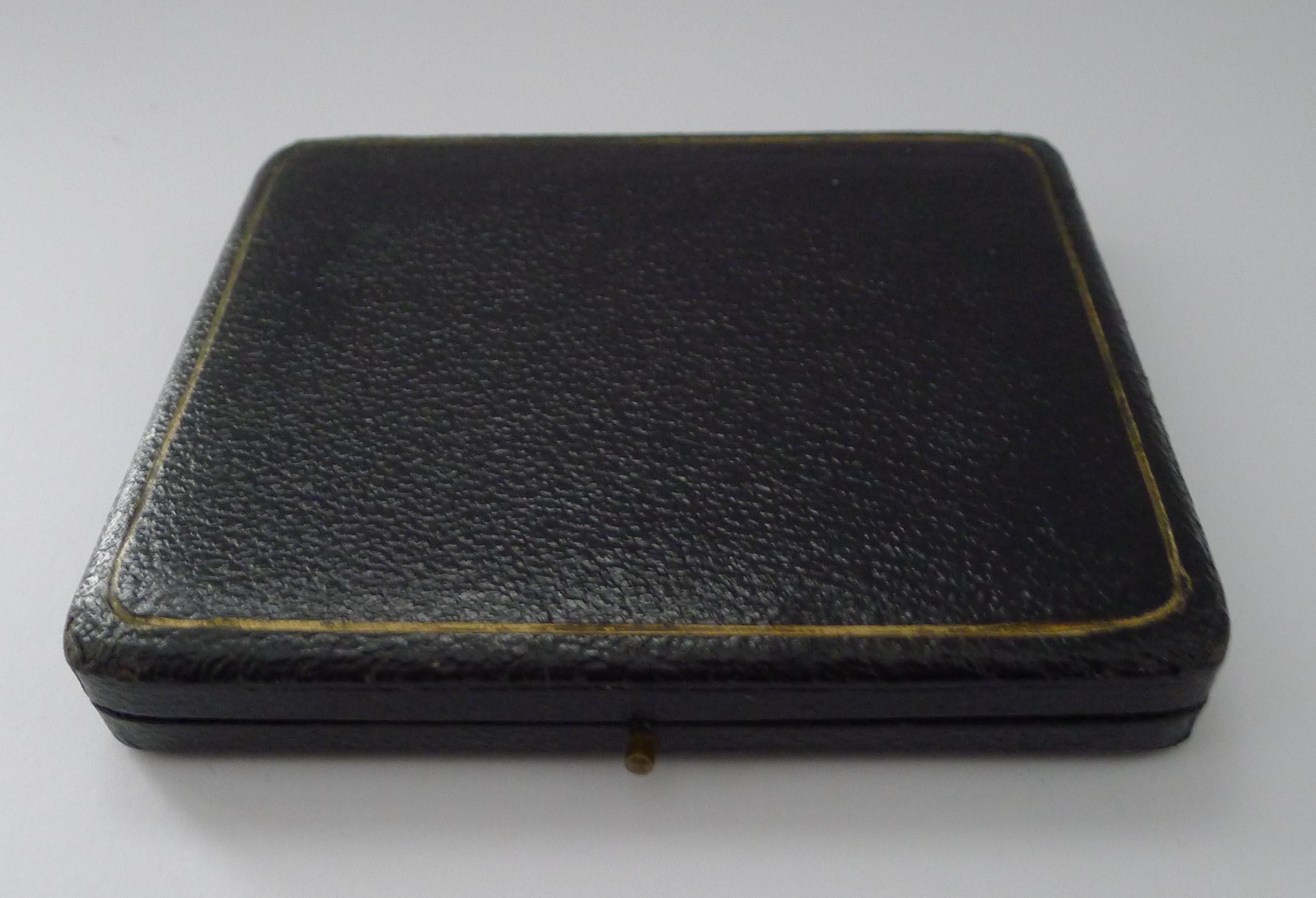 Precioso juego de picos de cangrejo o marisco de plata maciza, cada uno con matrícula de Birmingham de 1930 y la marca del prestigioso platero William Suckling Ltd.

El juego de seis se presenta en su estuche original, en perfecto estado.

Cada púa