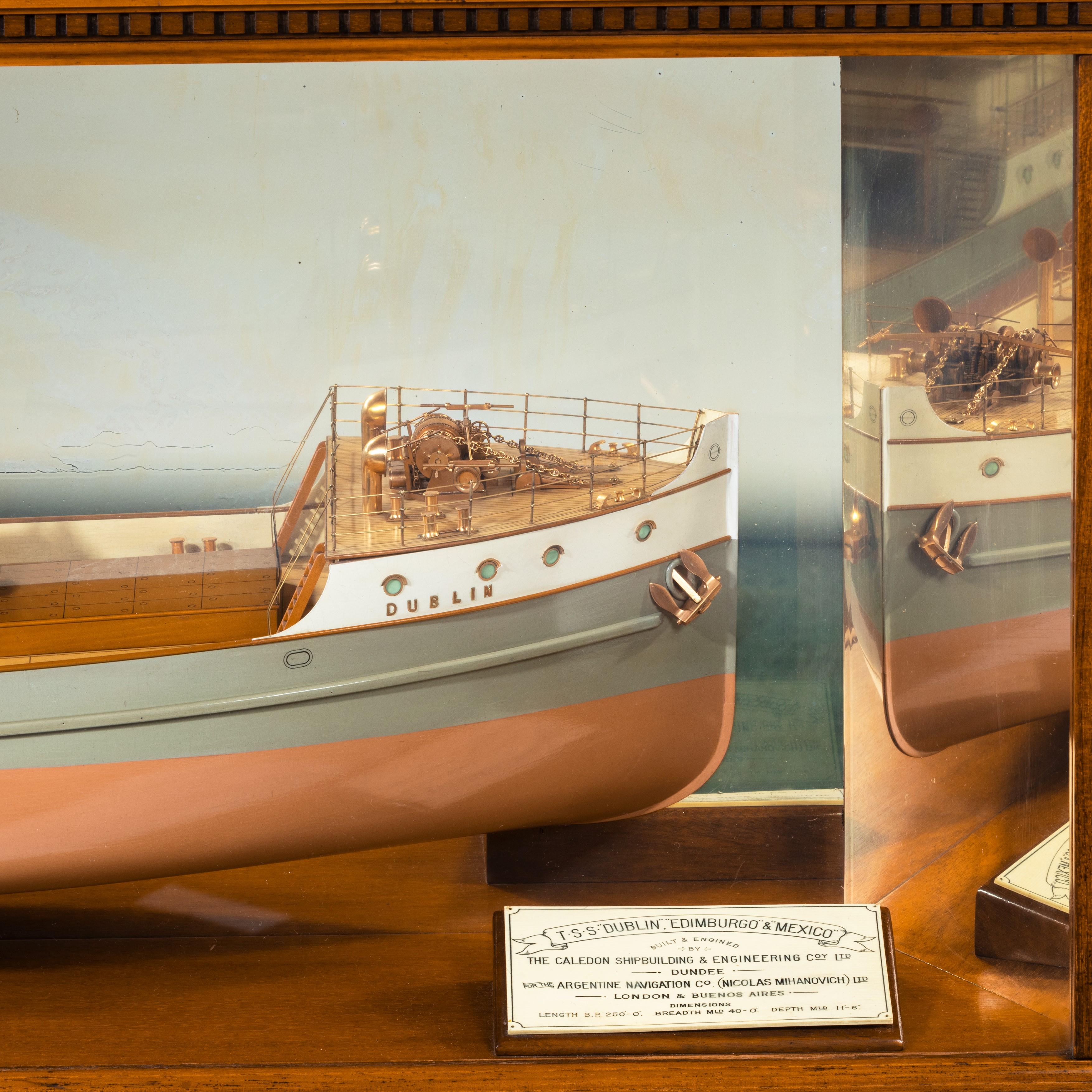 Modell der Schiffskabine von drei Schwesterschiffen im Gehäuse (Schottisch) im Angebot