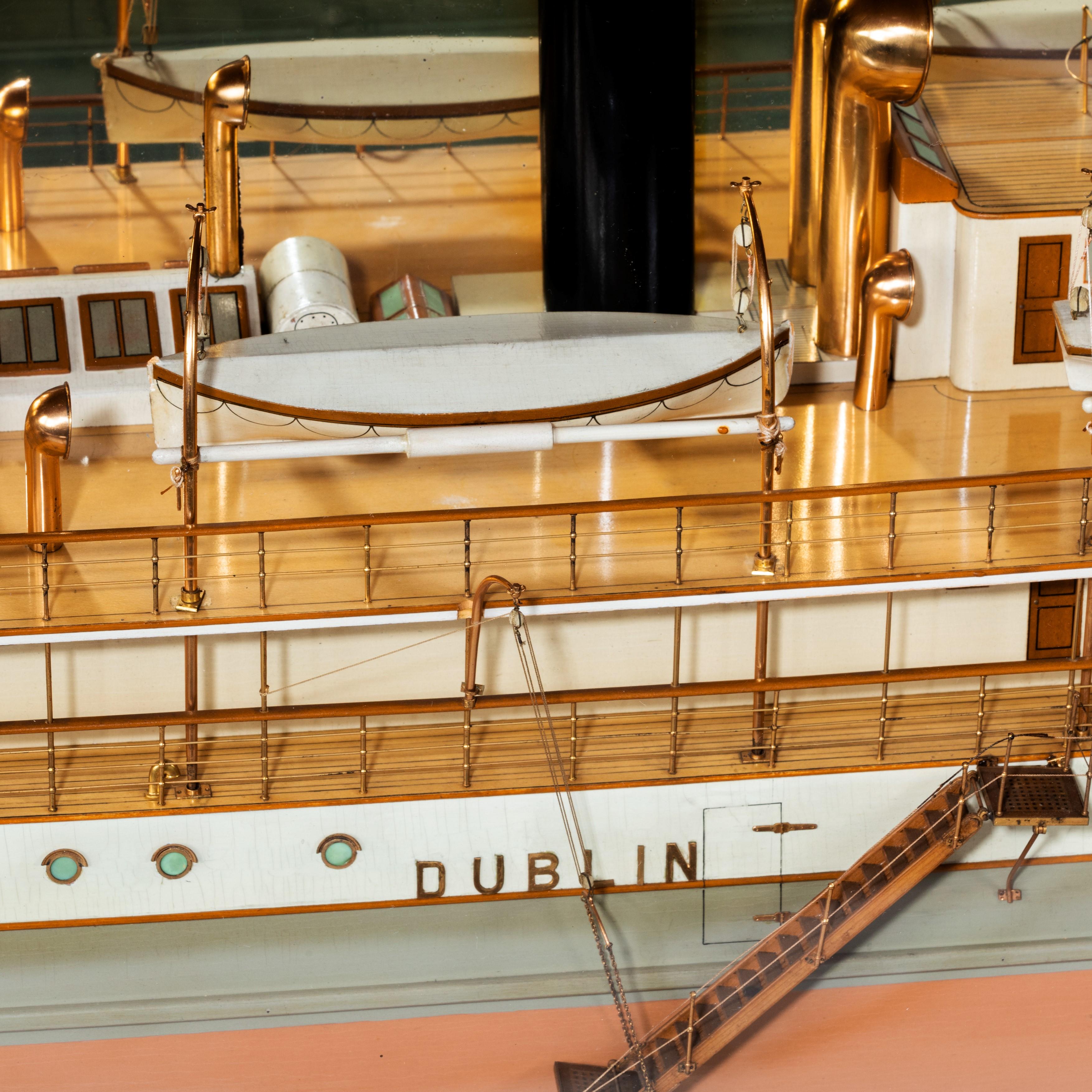 Cased Ship’s Boardroom Model of Three Sister Ships In Good Condition For Sale In Lymington, Hampshire