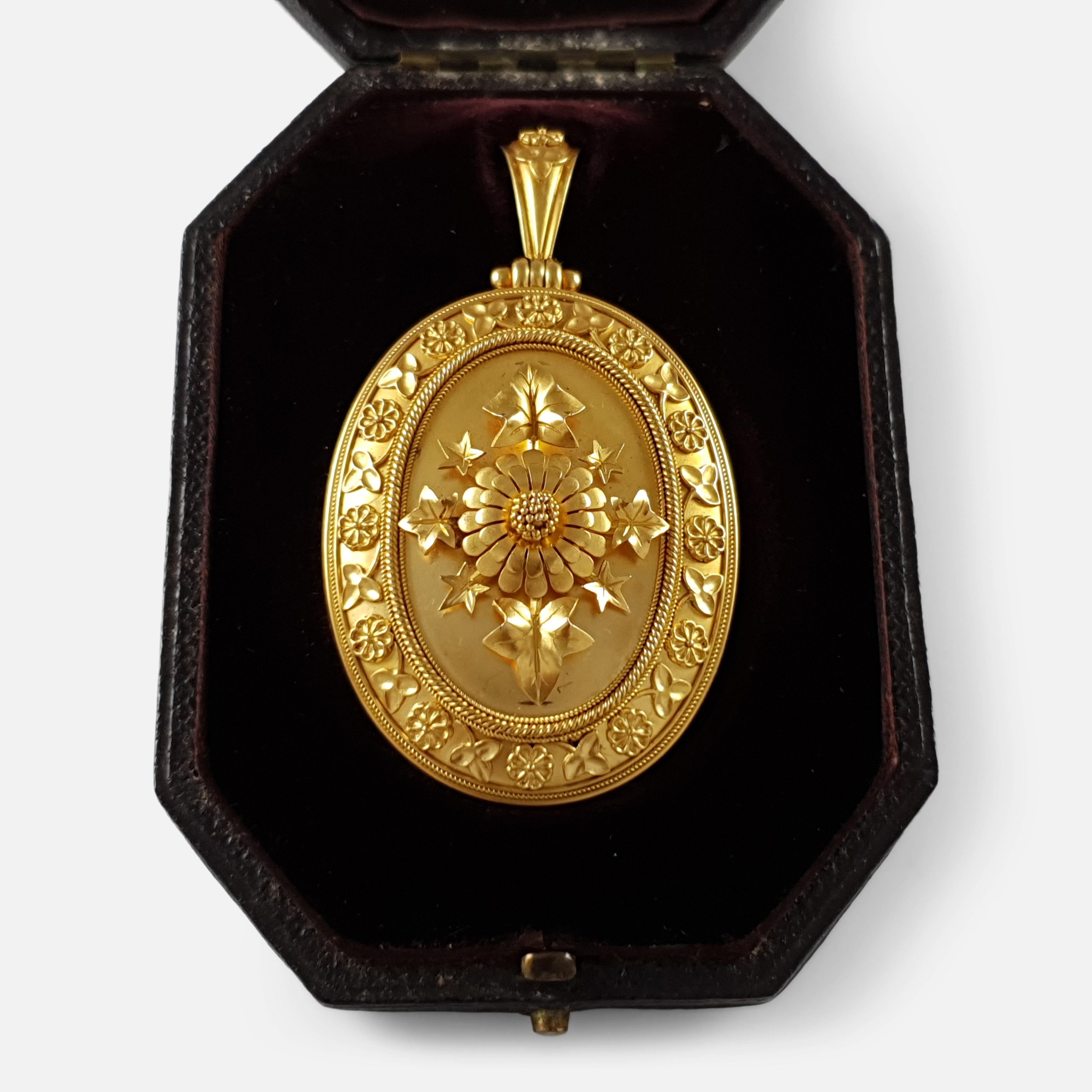 Cased Victorian 18 Karat Gold Engraved Locket, Hunt and Roskell, circa 1879 3