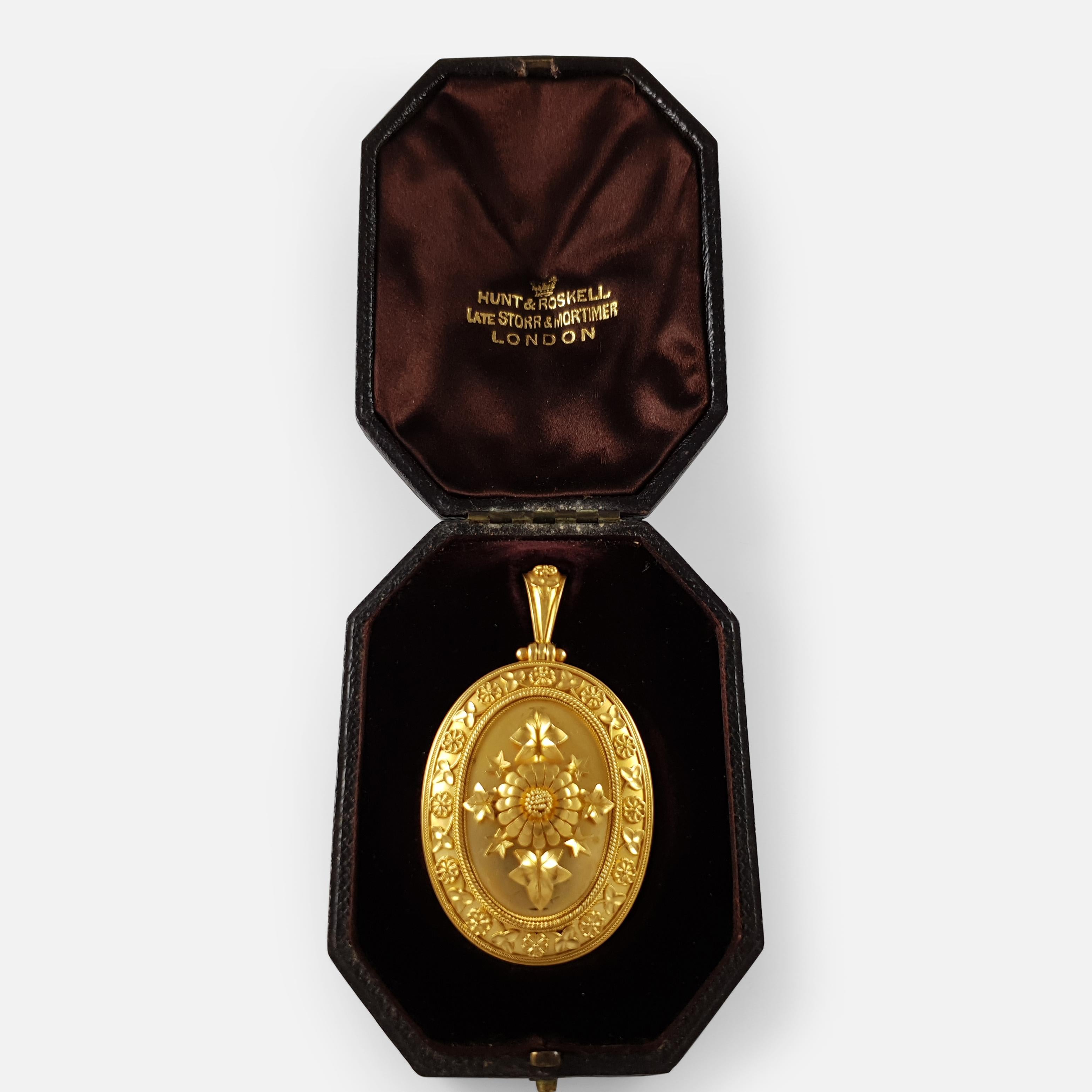 Cased Victorian 18 Karat Gold Engraved Locket, Hunt and Roskell, circa 1879 4