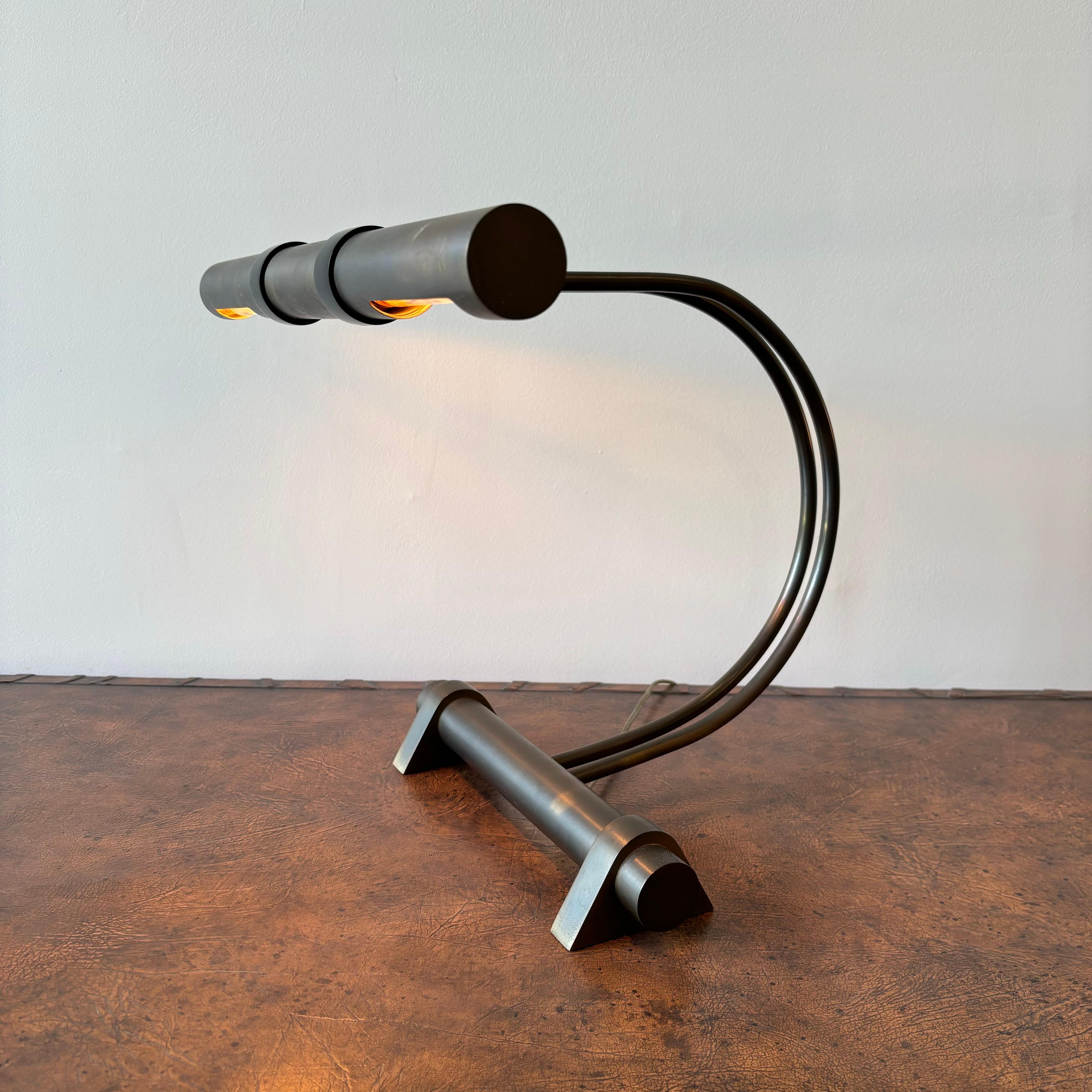 Impresionante lámpara de escritorio Casella vintage con dos luces, ambas articuladas con interruptores individuales.  

envío gratuito