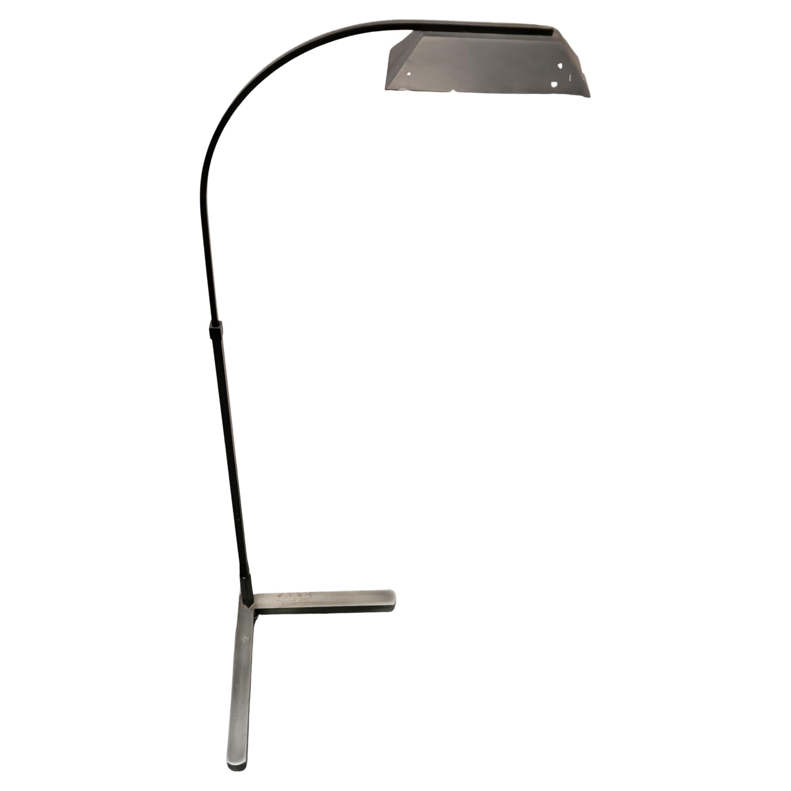 Bell'esempio di lampada da terra industriale e moderna della metà del secolo scorso di Casella, prodotta a San Francisco, California. Conserva 2 Label. Paralume articolato. Finitura metallica opaca.

Alto 48 pollici.
16 pollici di profondità.
16