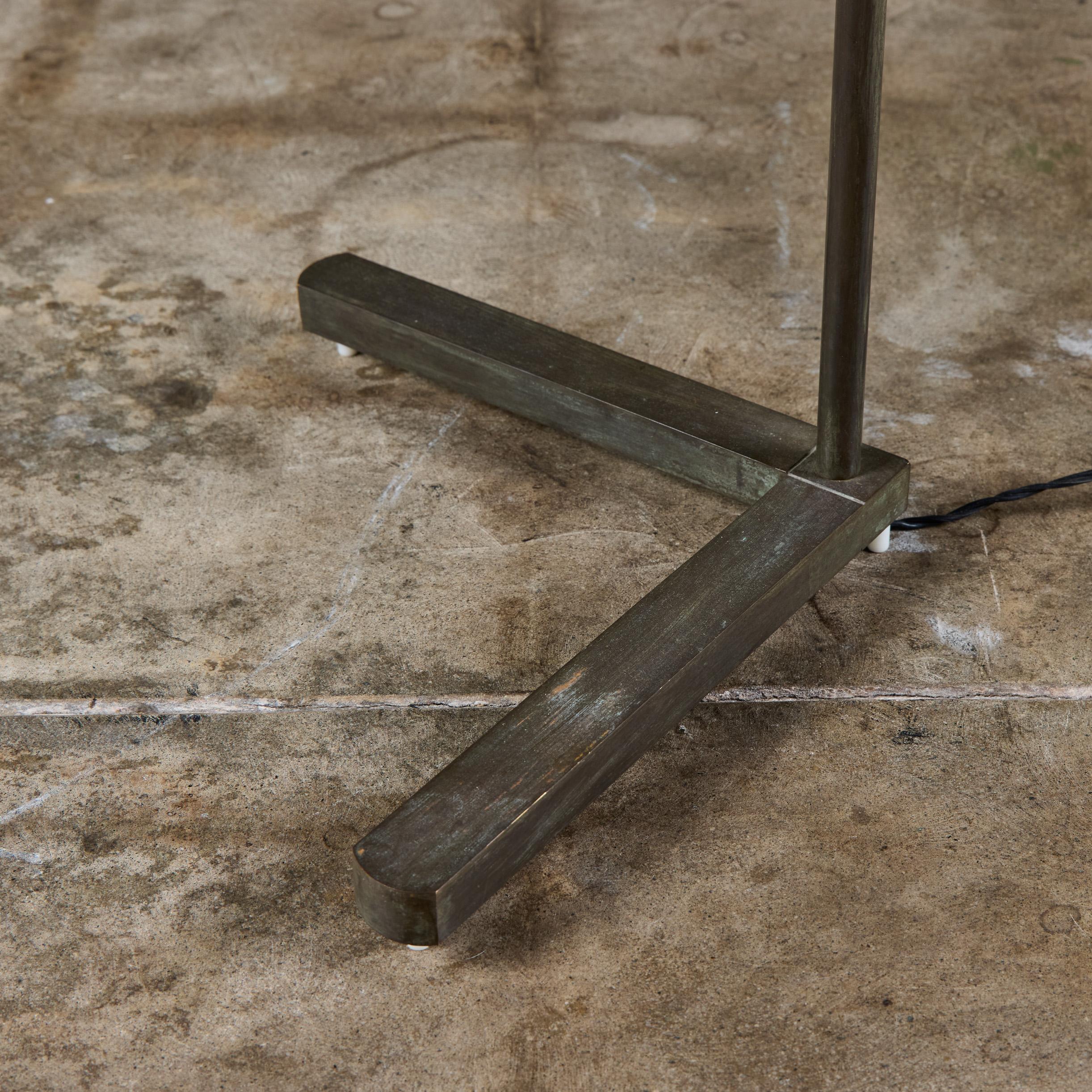 Lampadaire Casella en laiton patiné en vente 9
