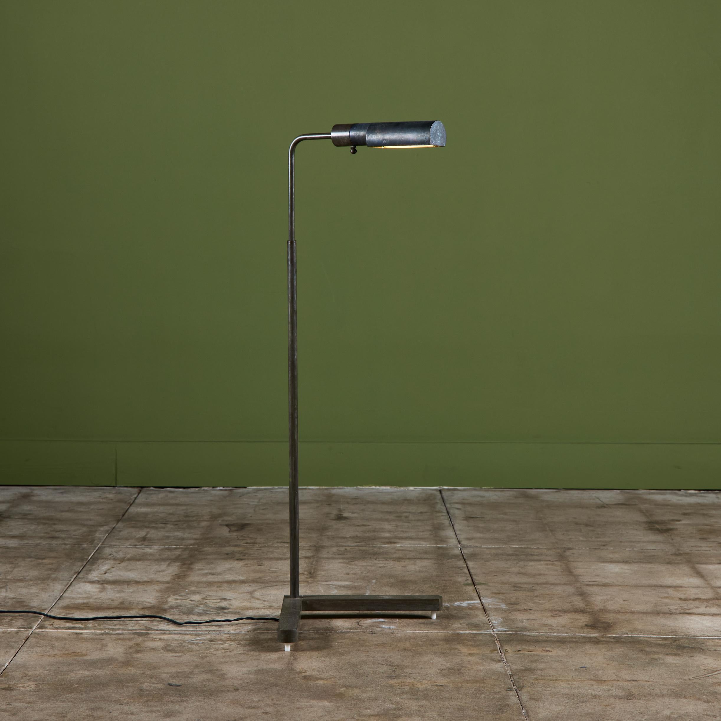 Lampadaire en laiton pour Casella, c.C., États-Unis. Ce lampadaire en laiton est doté d'un abat-jour oblong en laiton fixé à une tige incurvée qui offre un éclairage ciblé et une hauteur réglable. Le mât arqué se termine par une lourde base en