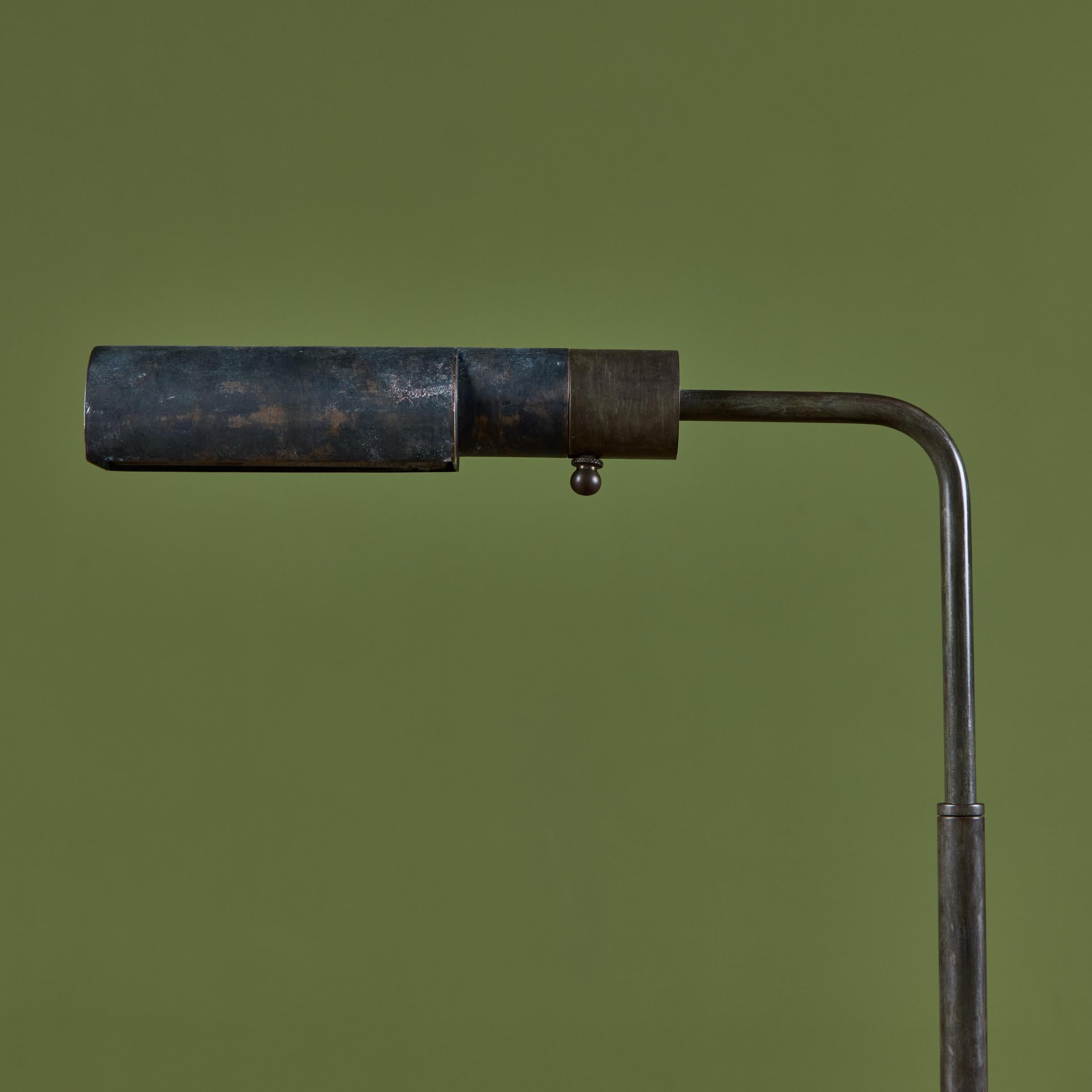 Mid-Century Modern Lampadaire Casella en laiton patiné en vente