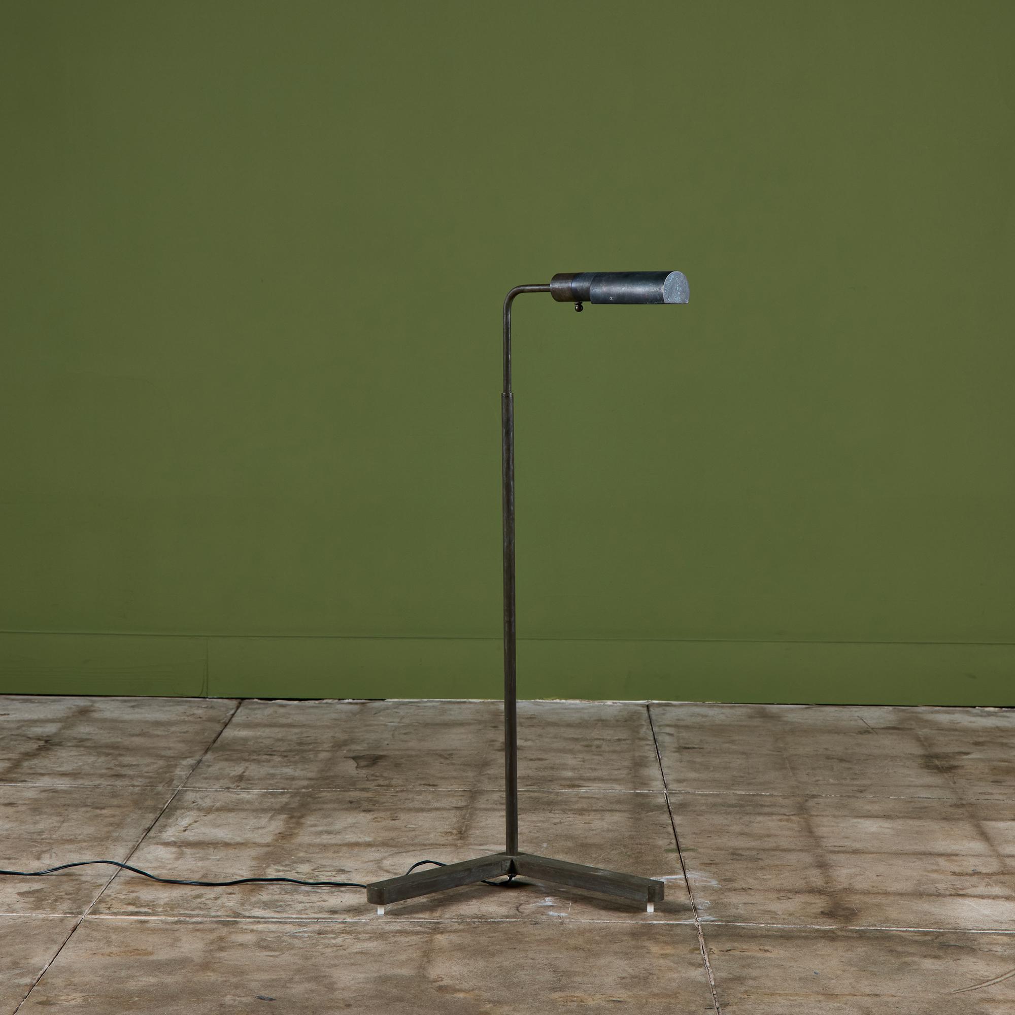 Américain Lampadaire Casella en laiton patiné en vente