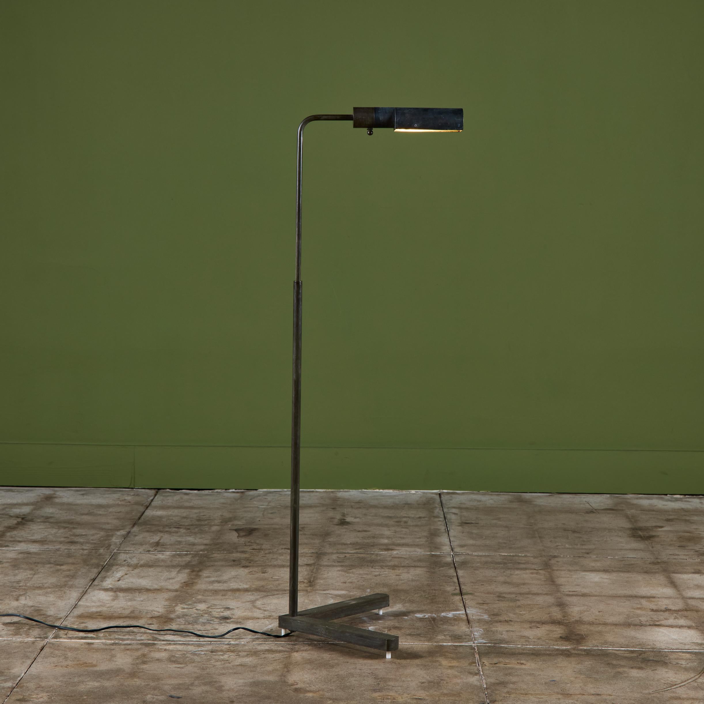 Lampadaire Casella en laiton patiné Bon état - En vente à Los Angeles, CA