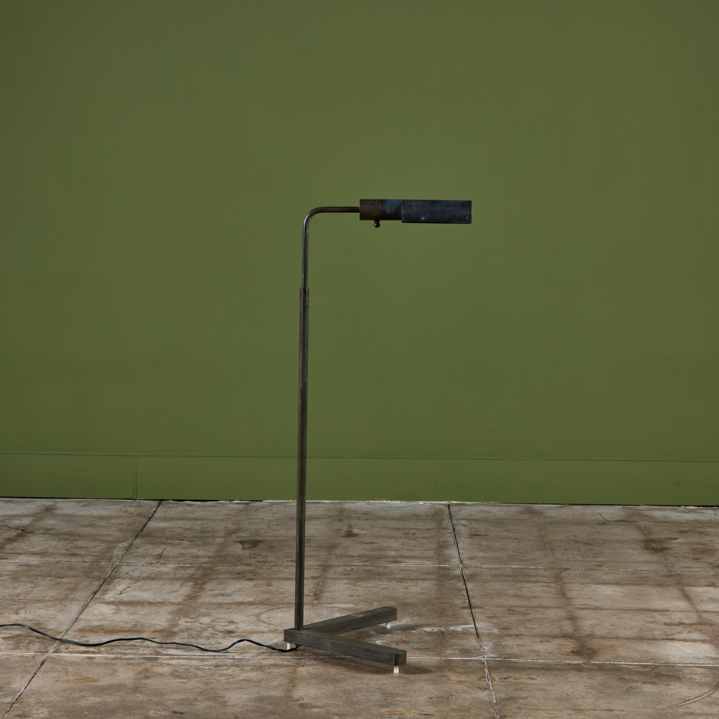 Laiton Lampadaire Casella en laiton patiné en vente