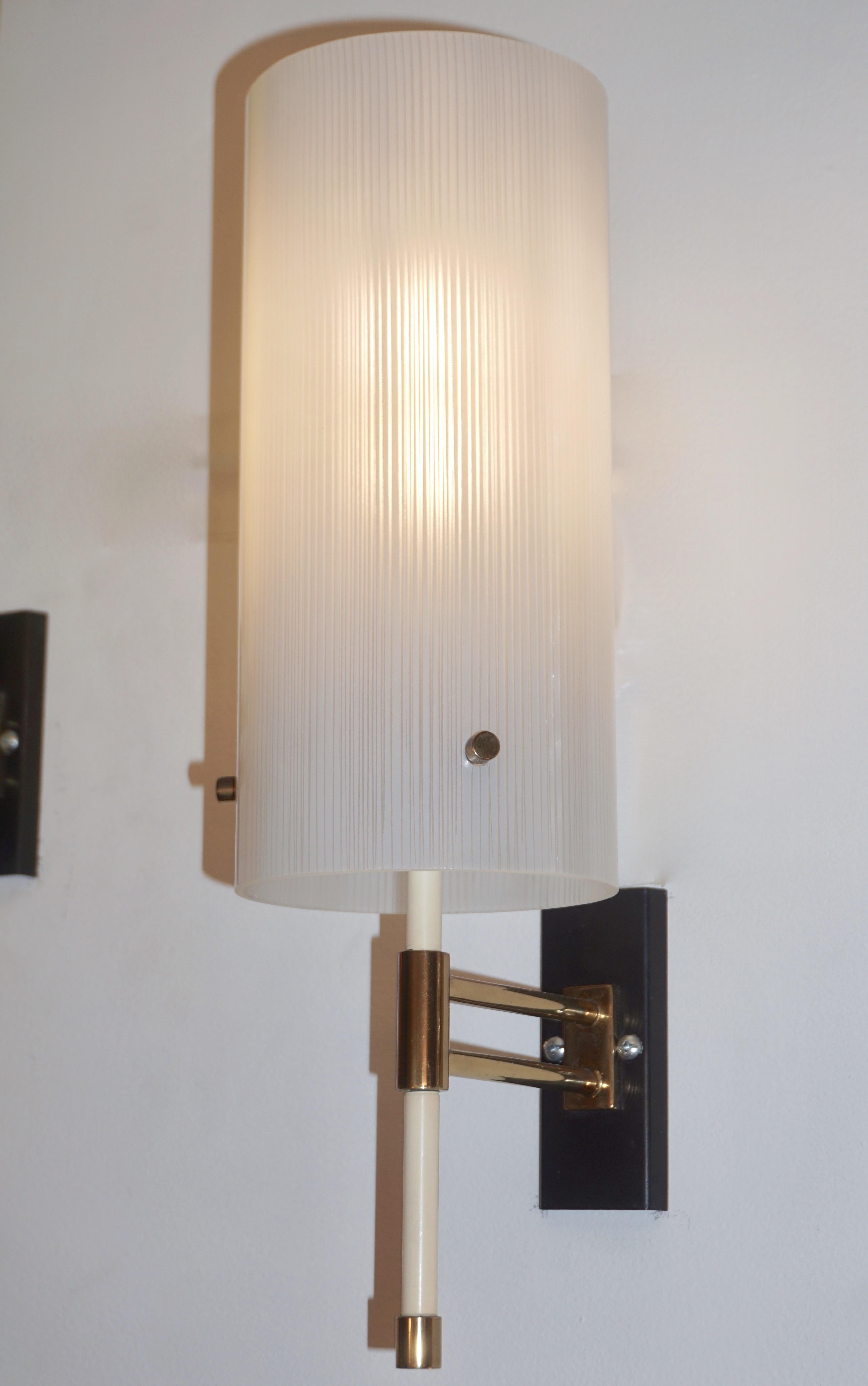 Rare Mid-Century Modern glass sconce, entirely handcrafted in Italy by Casey Fantin, Florence, a wonderful example of Minimalist midcentury Italian design. High quality of manufacturing with slender cylindrical shade (9.5 in. height x 4.5 diameter),