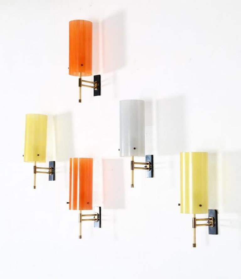 Casey Fantin Italienische modernistische weiß gestreifte Wandleuchte aus Milchglas, 1950er Jahre (Messing) im Angebot