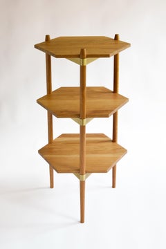 Estantería expositora contemporánea "Primo" de roble blanco y latón de Casey Lurie